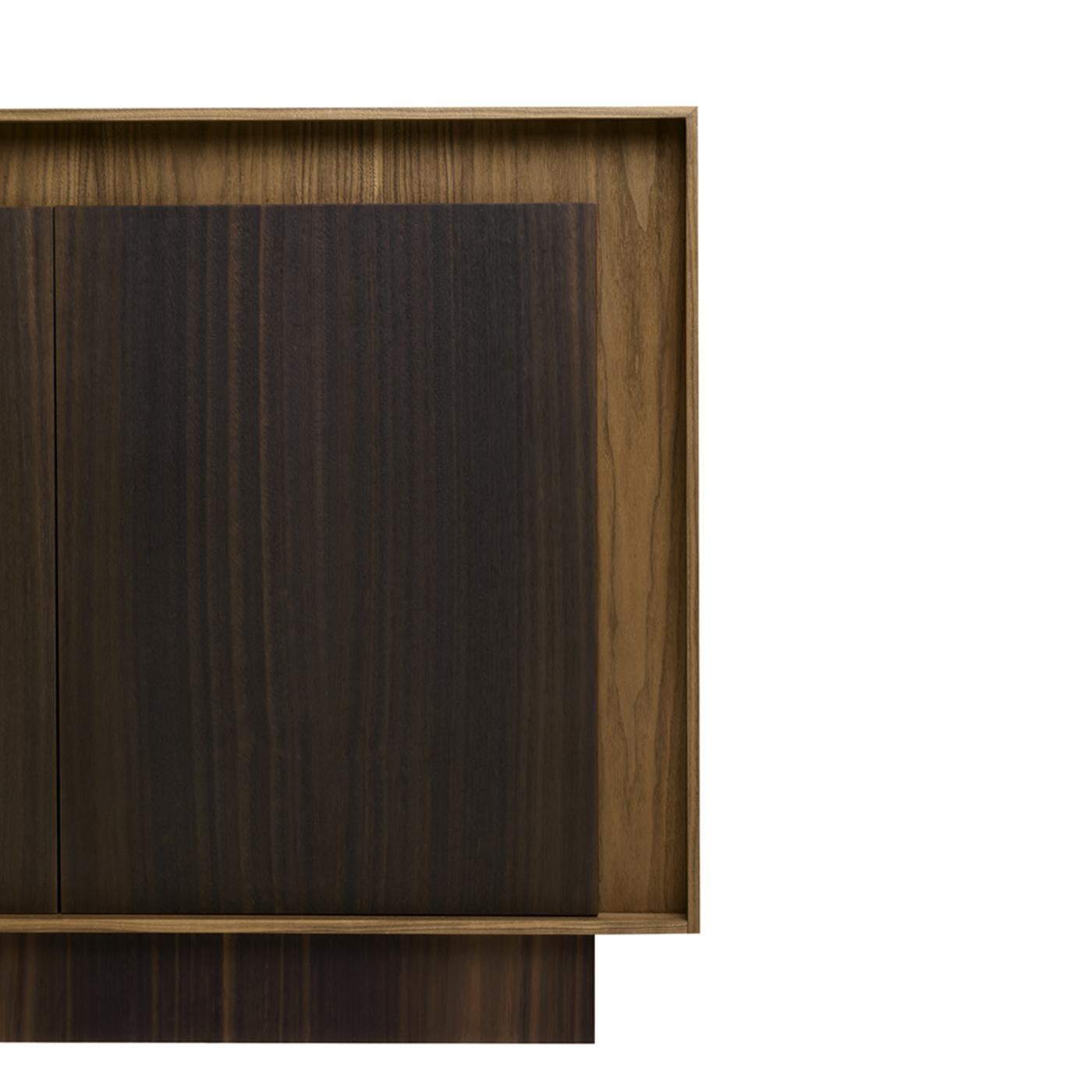 Dunkelholzschrank aus Feronia (Moderne)