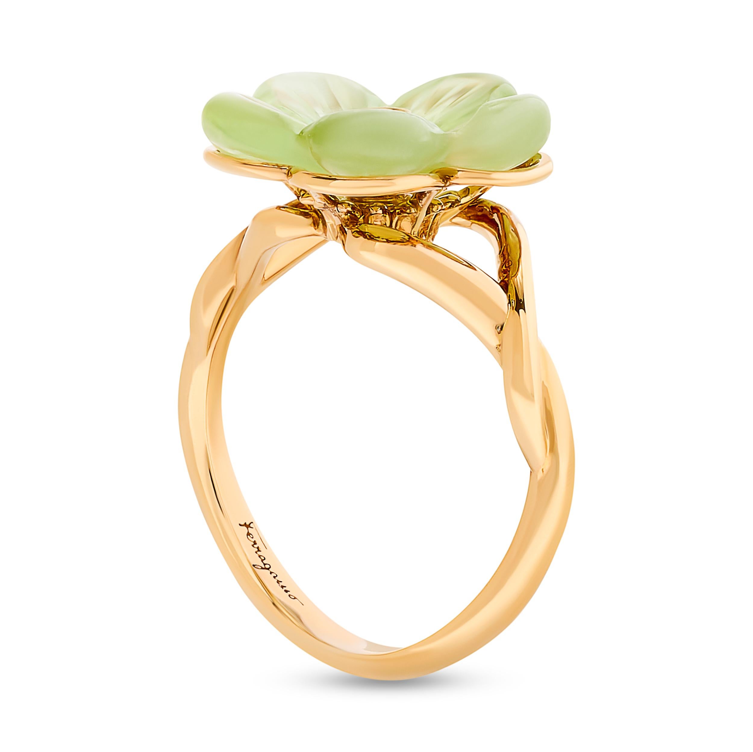 Este exquisito anillo Ferragamo de 18 quilates presenta un cautivador diseño floral con delicados pétalos de peridoto tallados que se curvan suavemente alrededor de un centro de diamantes.
El diamante redondo central pesa aproximadamente 0,04