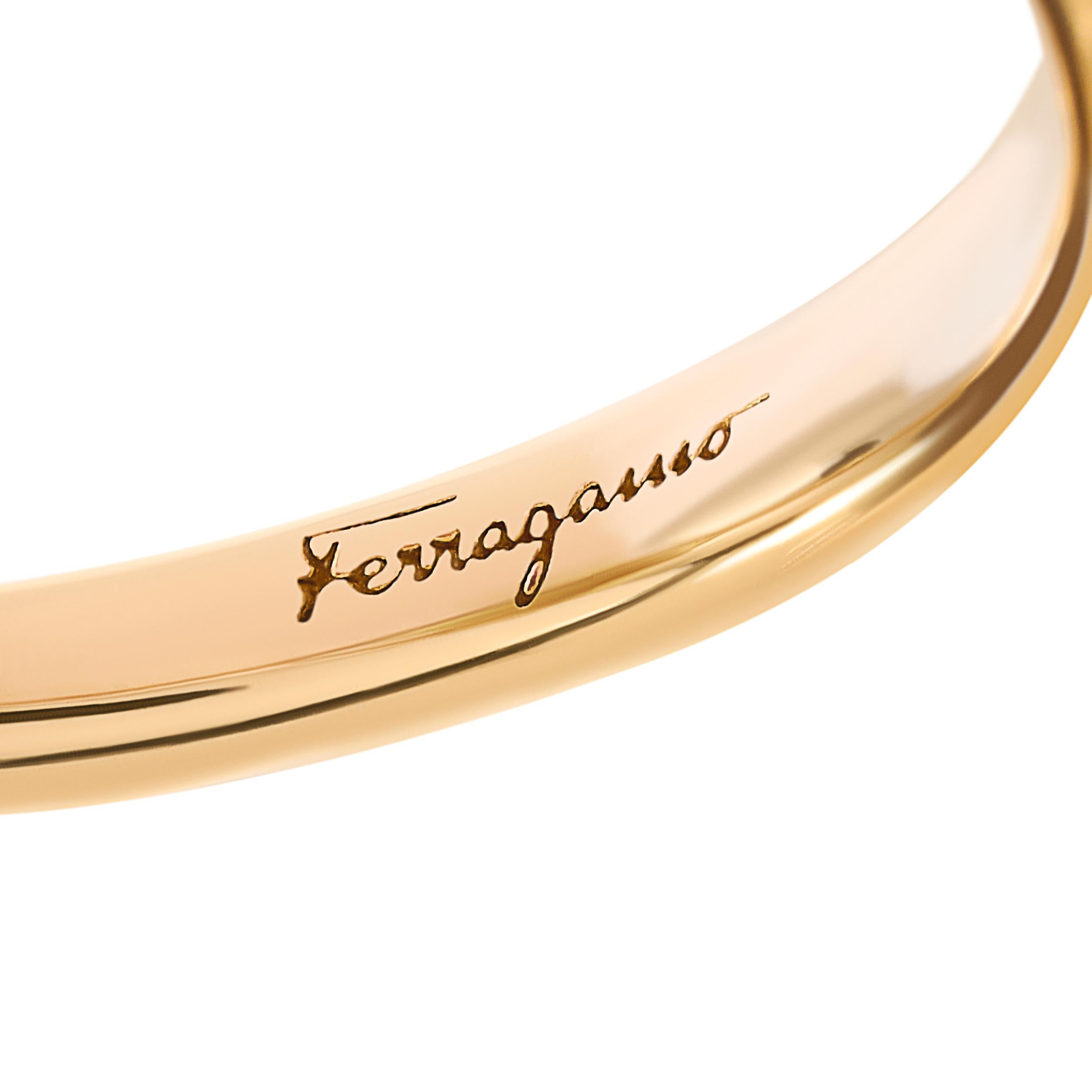 Anillo Ferragamo Diamante Flor Peridoto Verde 18 Kilates Talla 6.00 Corte redondo en venta