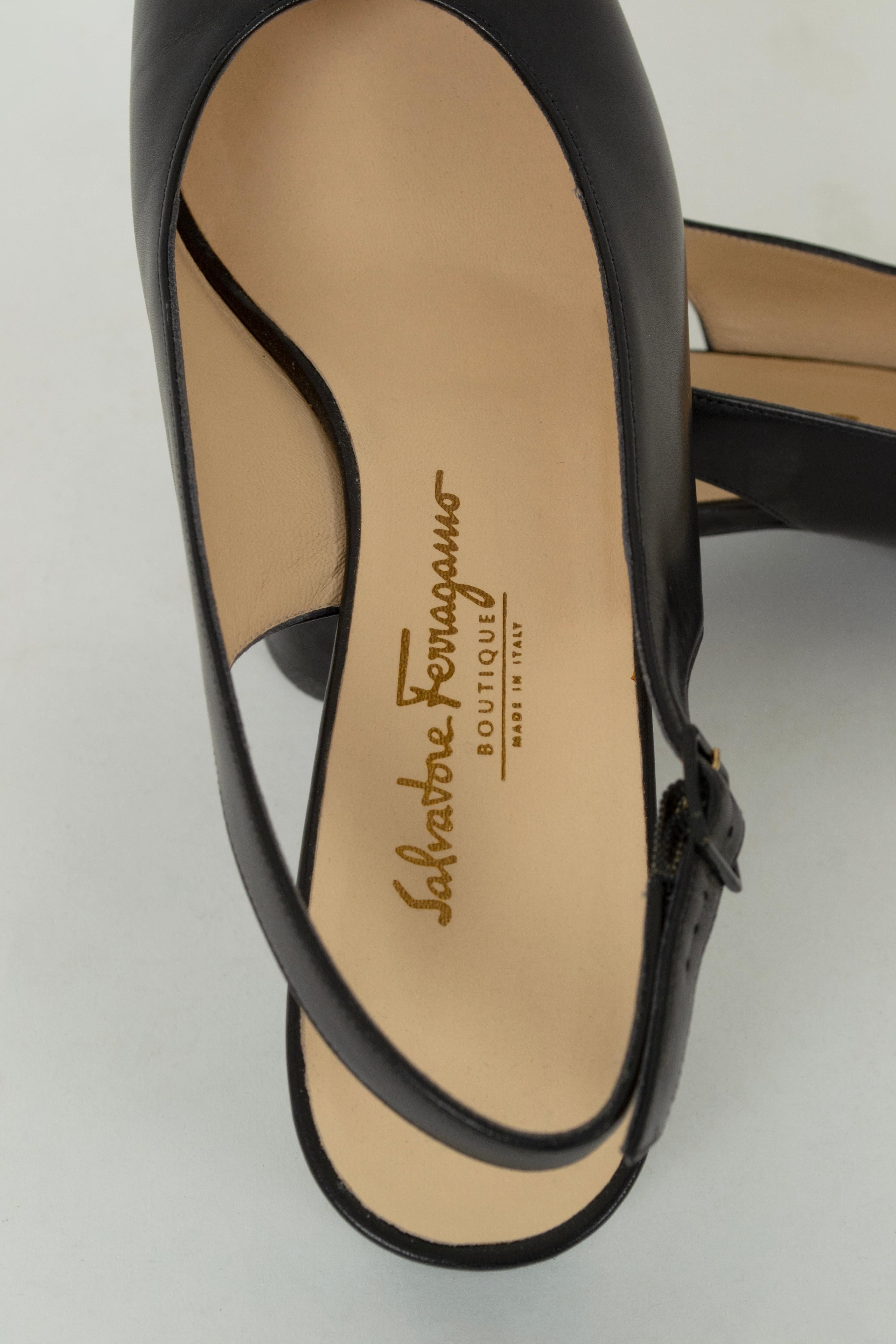 Ferragamo Black Block Heel Open Toe Slingback w Silver Medallion - 10AA, 1990 en vente 6