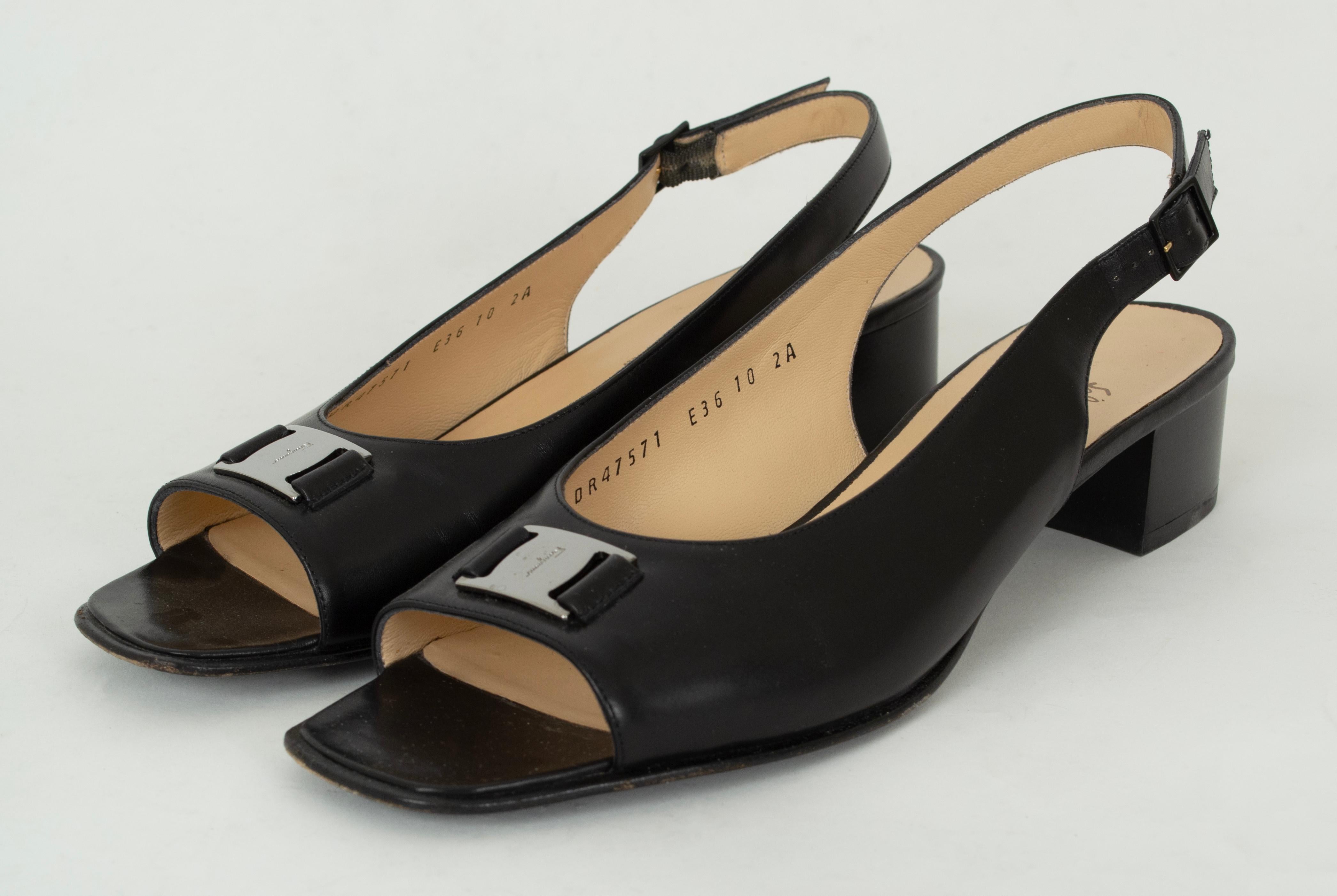 Noir Ferragamo Black Block Heel Open Toe Slingback w Silver Medallion - 10AA, 1990 en vente