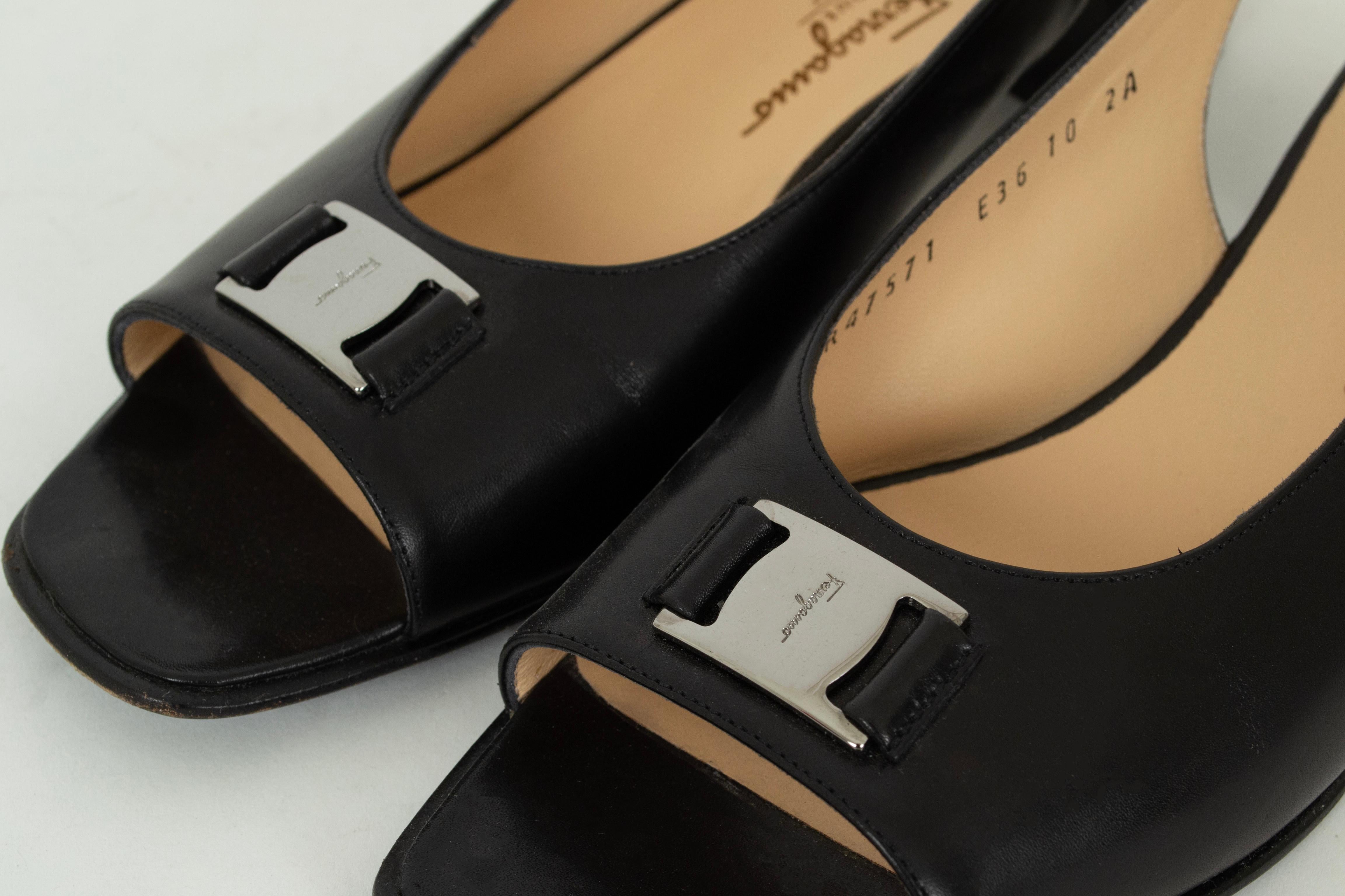 Ferragamo Black Block Heel Open Toe Slingback w Silver Medallion - 10AA, 1990 Excellent état - En vente à Tucson, AZ