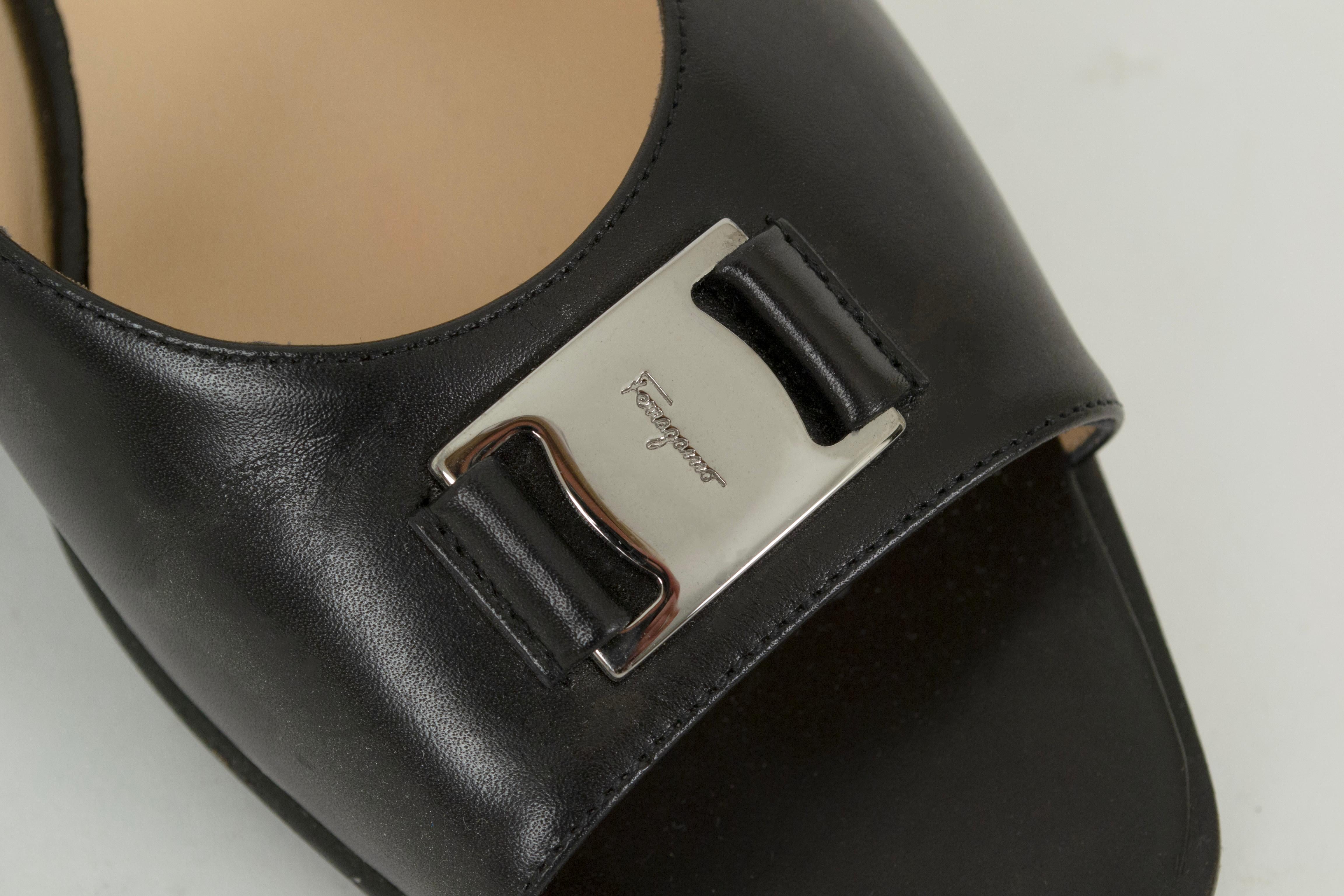 Ferragamo Black Block Heel Open Toe Slingback w Silver Medallion - 10AA, 1990 Pour femmes en vente