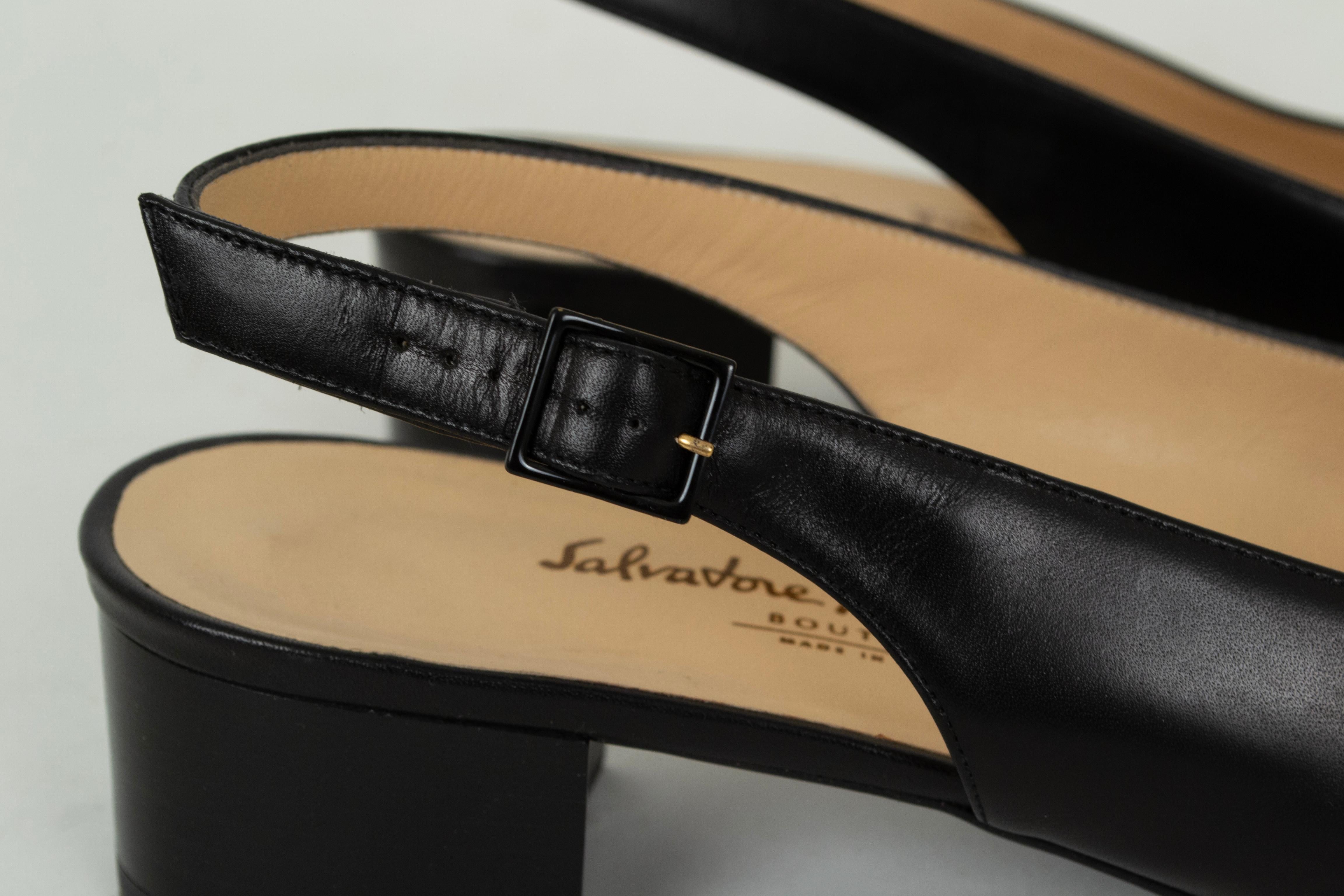 Ferragamo Black Block Heel Open Toe Slingback w Silver Medallion - 10AA, 1990 en vente 1