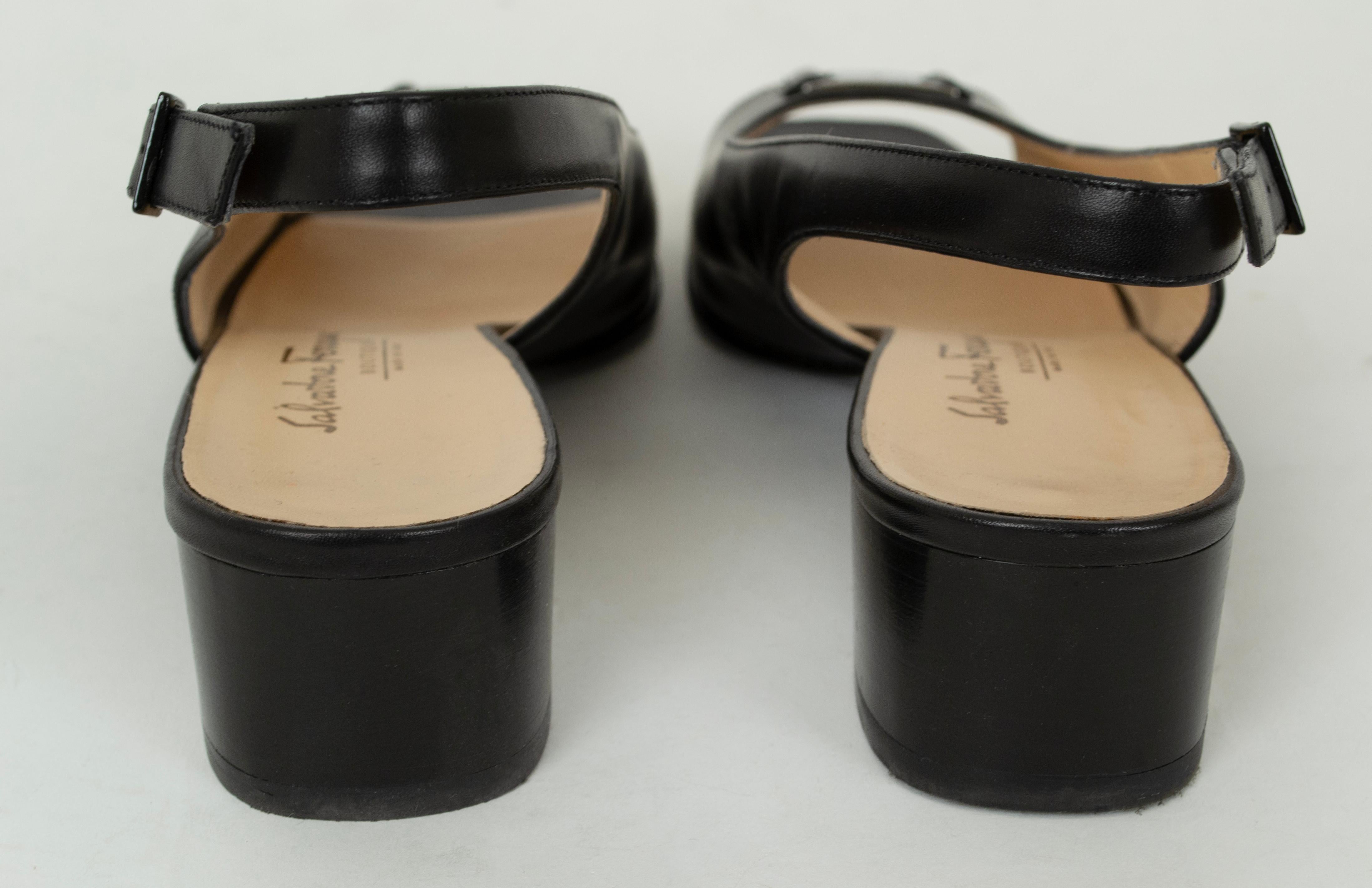 Ferragamo Black Block Heel Open Toe Slingback w Silver Medallion - 10AA, 1990 en vente 2