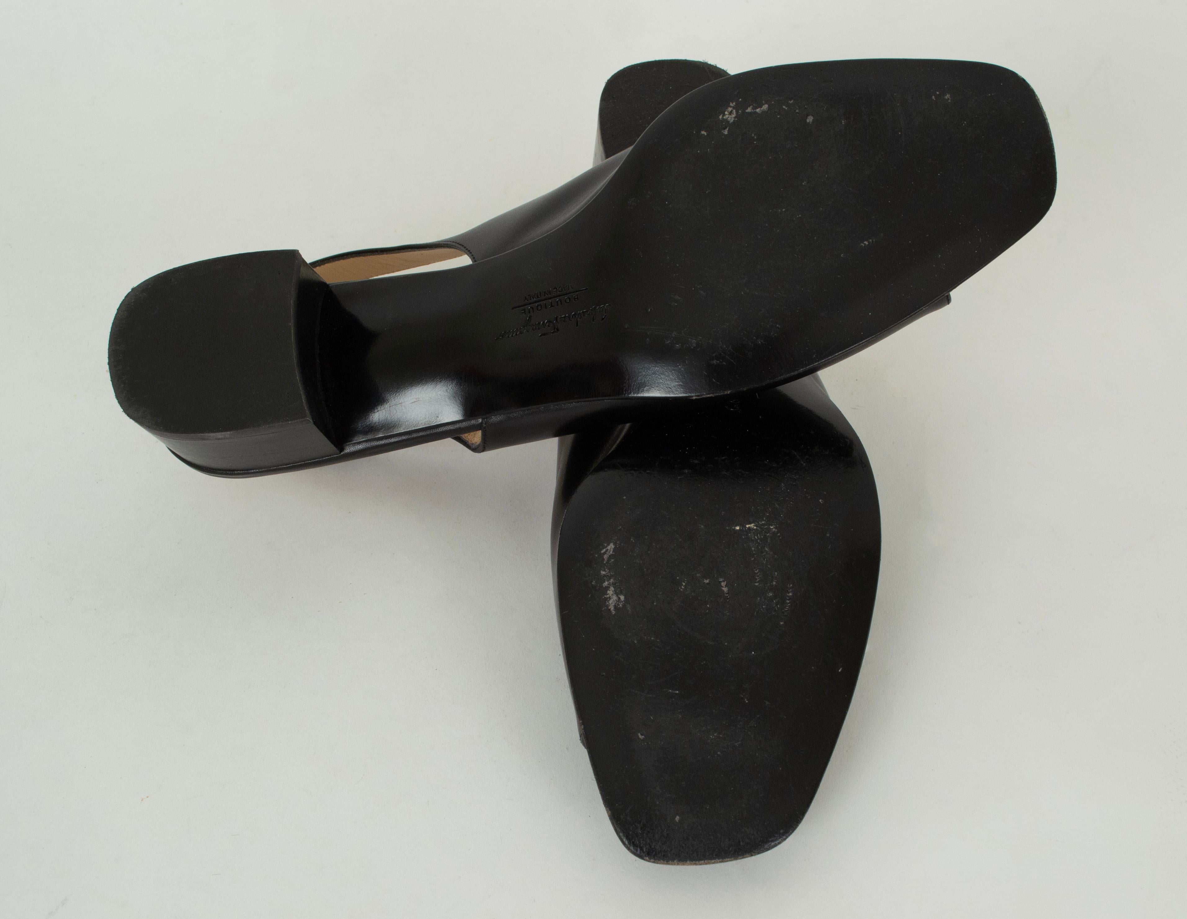 Ferragamo Black Block Heel Open Toe Slingback w Silver Medallion - 10AA, 1990 en vente 3
