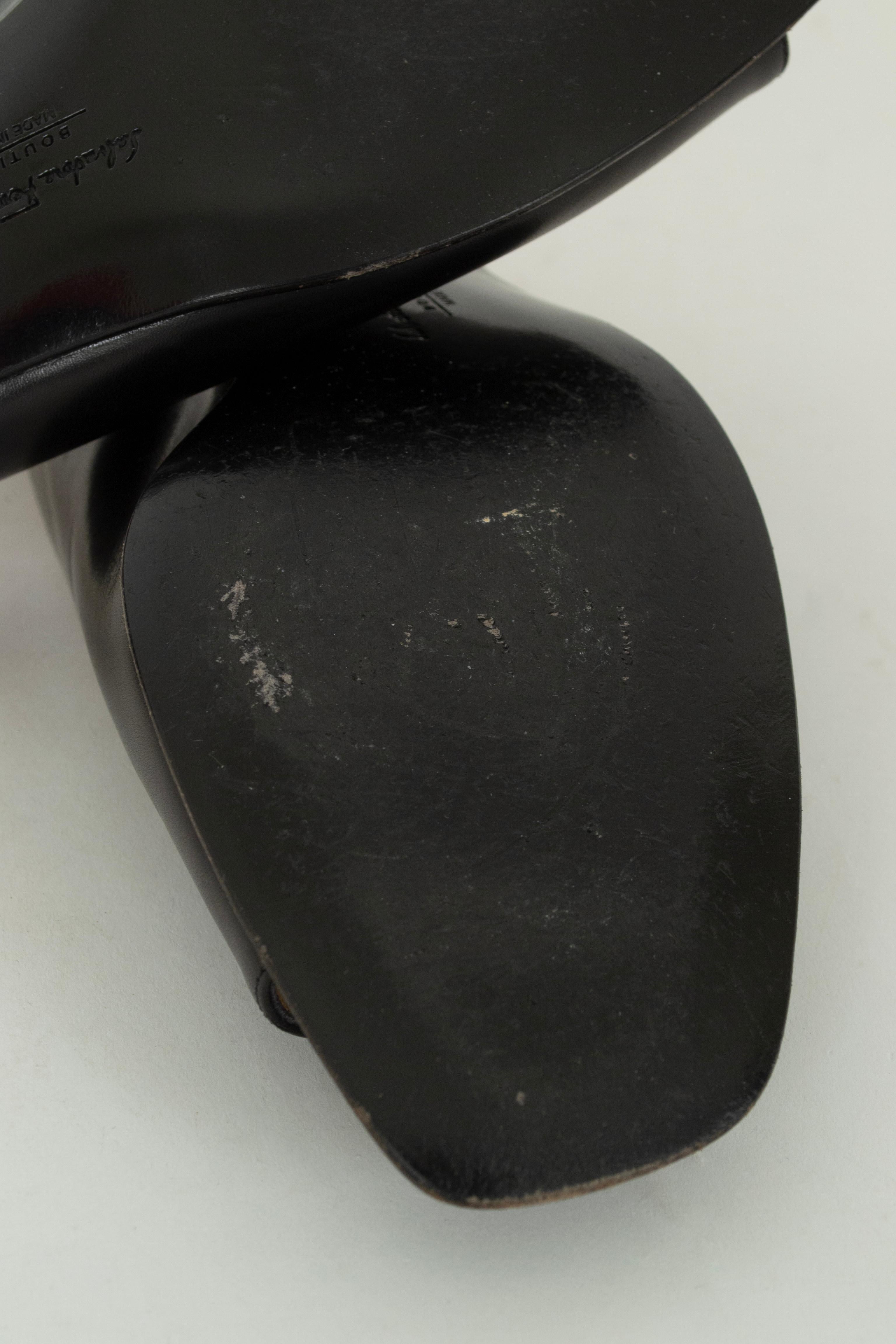 Ferragamo Black Block Heel Open Toe Slingback w Silver Medallion - 10AA, 1990 en vente 4