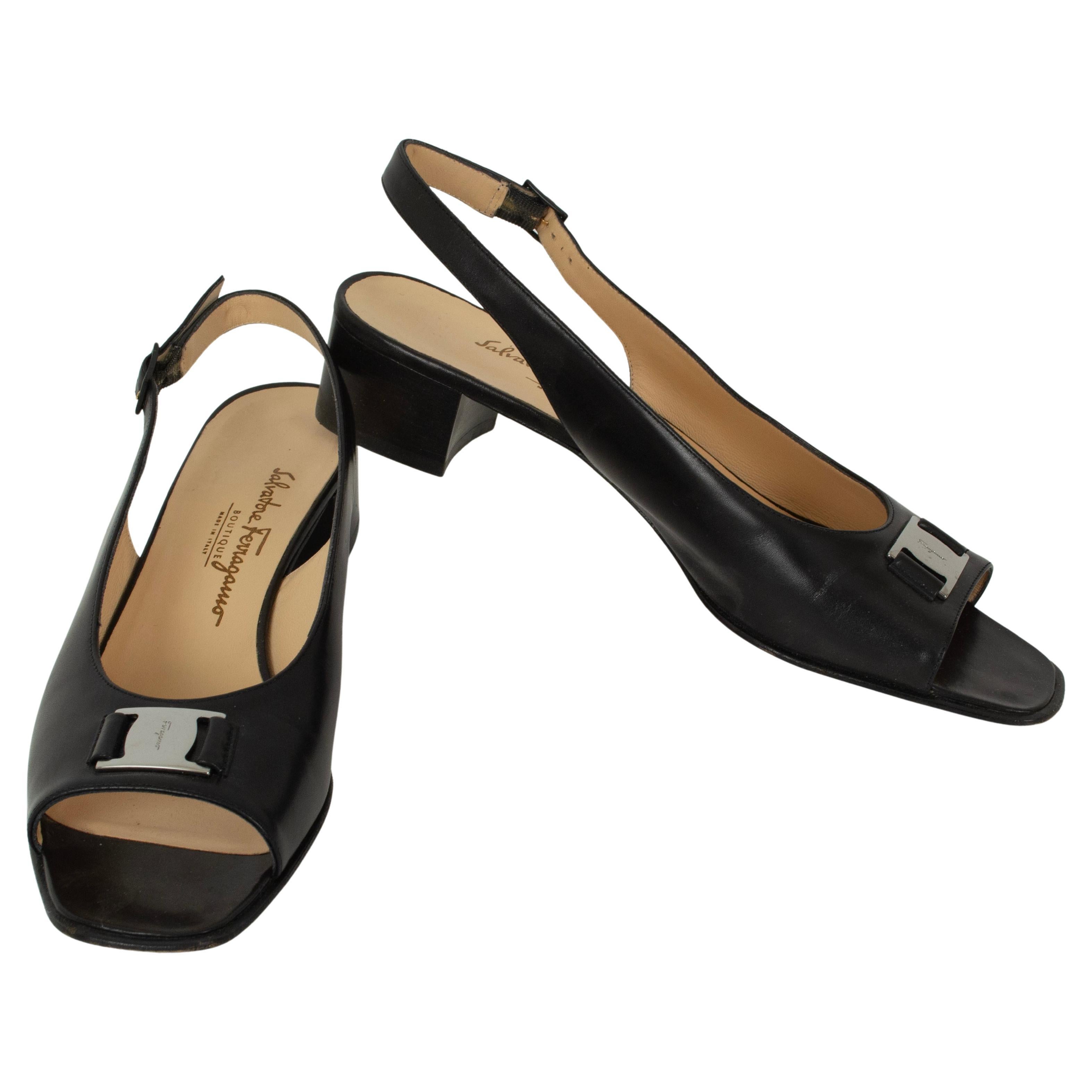 Ferragamo Black Block Heel Open Toe Slingback w Silver Medallion - 10AA, 1990 en vente