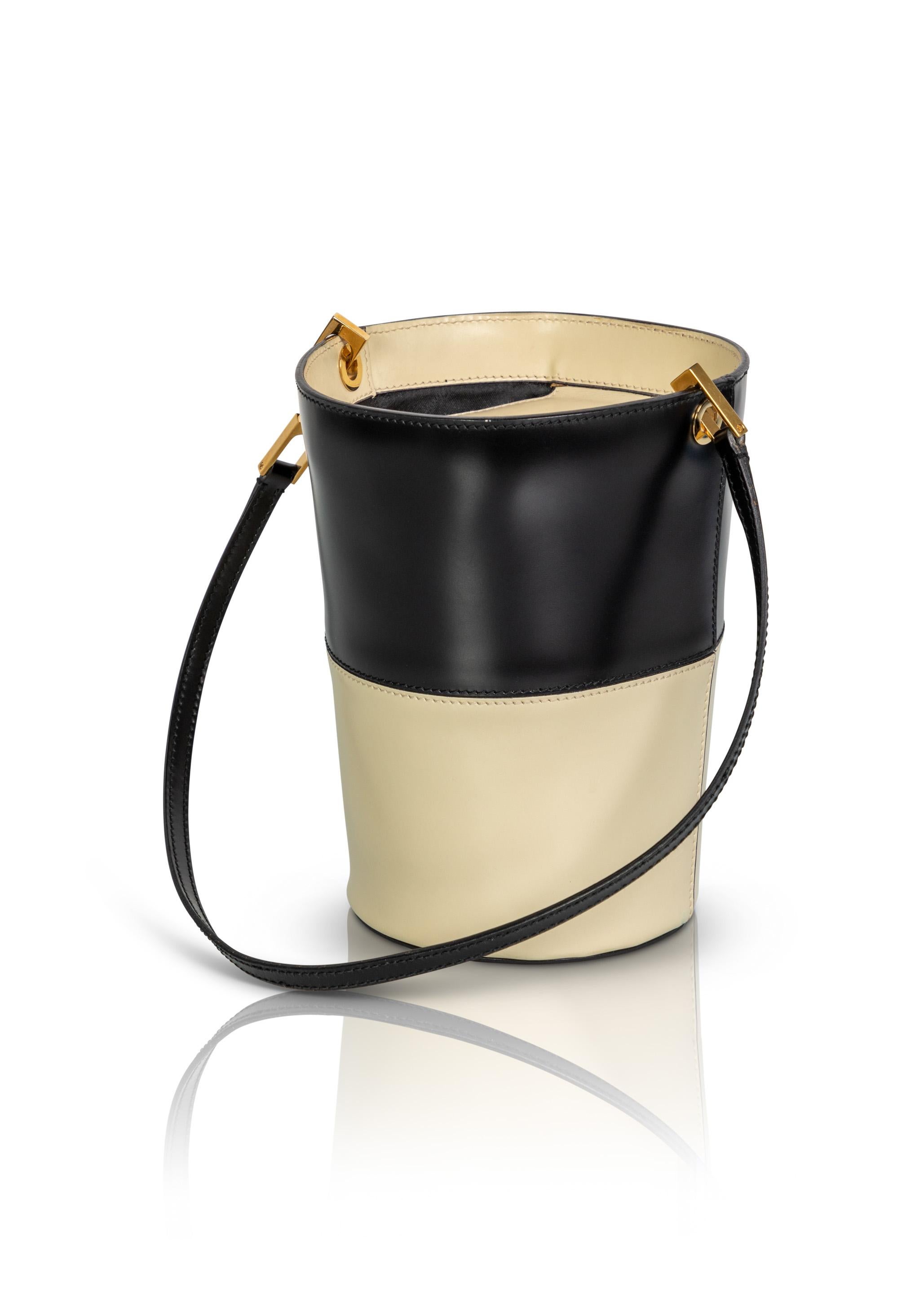 Ferragamo Schwarze Cremefarbene Bucket Bag aus Leder, 1990er Jahre im Zustand „Hervorragend“ im Angebot in Boca Raton, FL