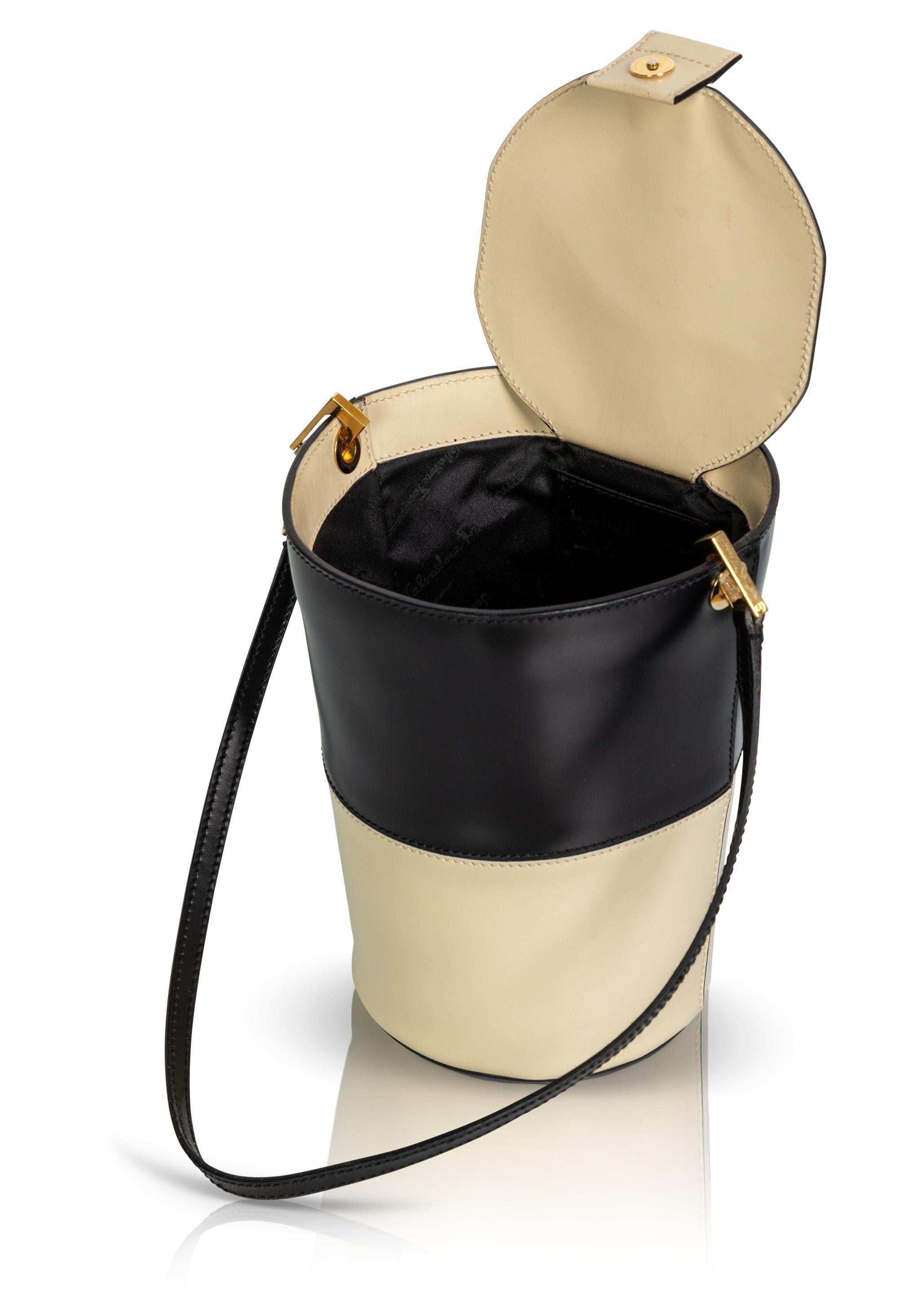 Ferragamo Schwarze Cremefarbene Bucket Bag aus Leder, 1990er Jahre Damen im Angebot