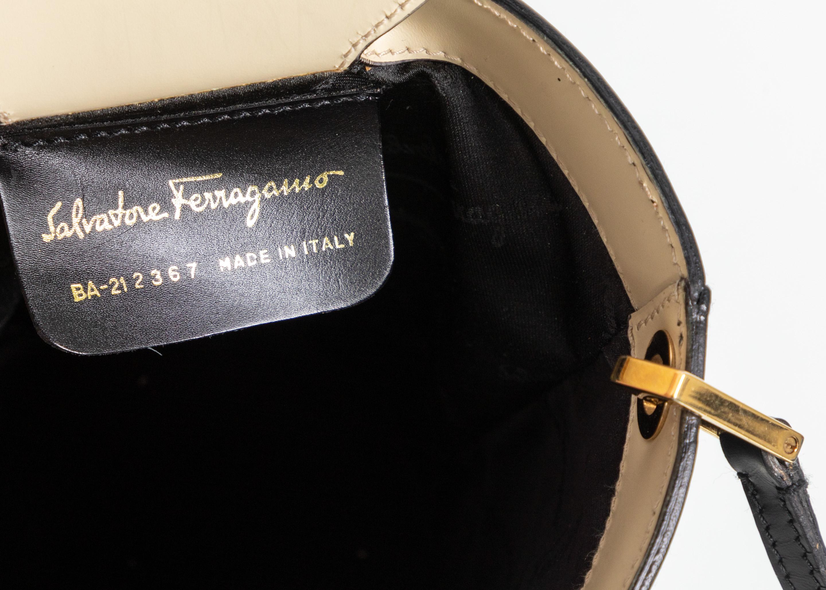 Ferragamo Schwarze Cremefarbene Bucket Bag aus Leder, 1990er Jahre im Angebot 4