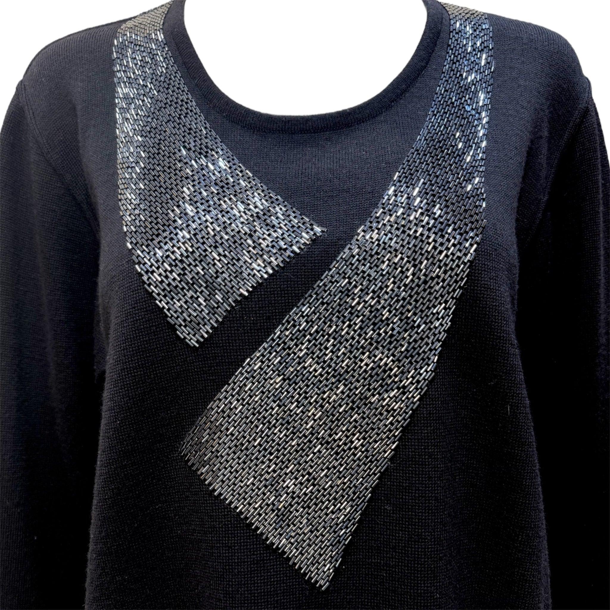 Salvatore Ferragamo schwarzer Wollpullover aus Fleece. Geschützmetallfarbene Perlen schmücken die Brust und die Manschetten. Unbeschriftet. Bluse im Pullover-Stil. Rundhalsausschnitt. Ca. 2000er Jahre. Ausgezeichneter Zustand, scheint ungetragen.