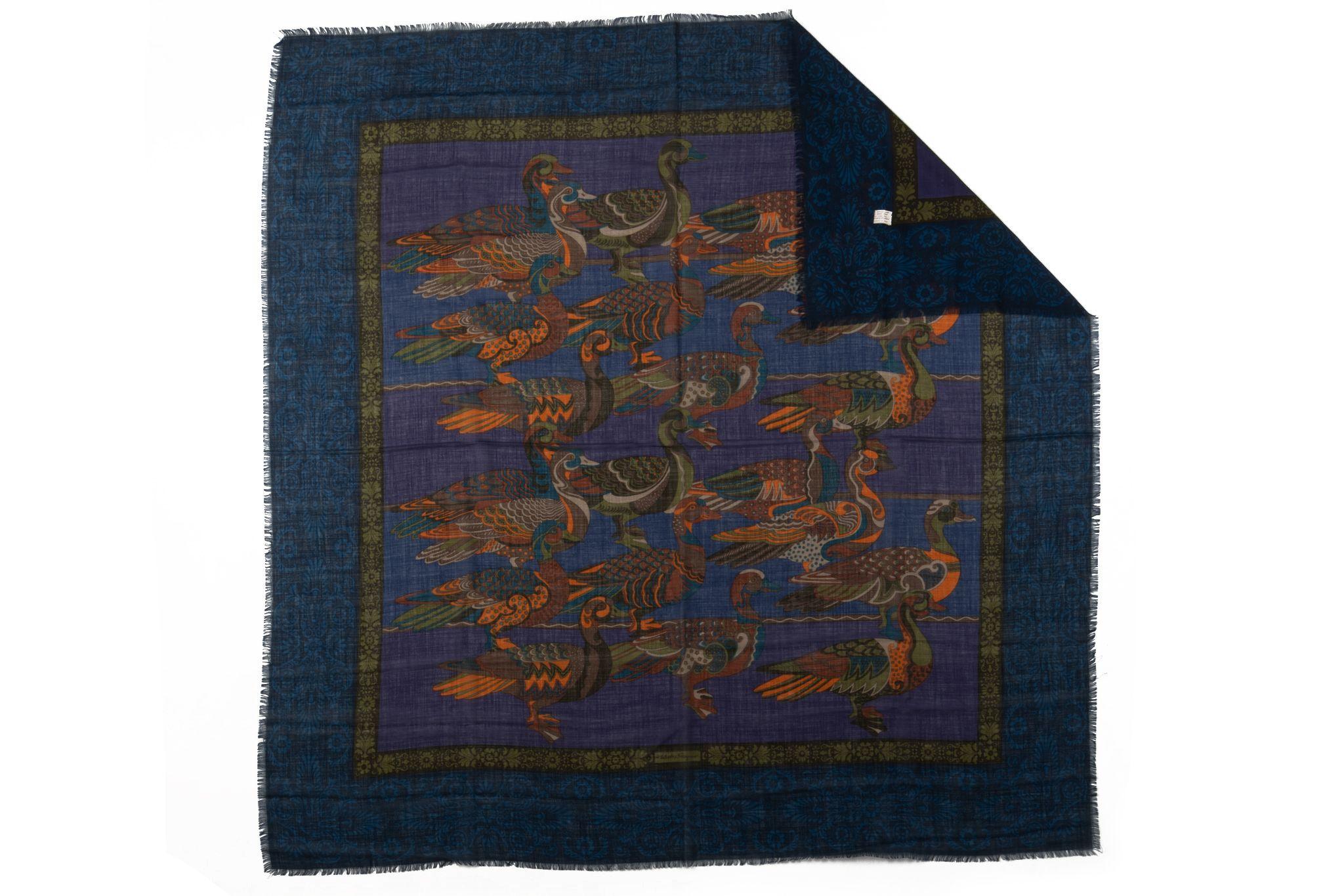 Grand châle Ferragamo en laine et soie mélangées, motif canard bleu. Bords de la frange.