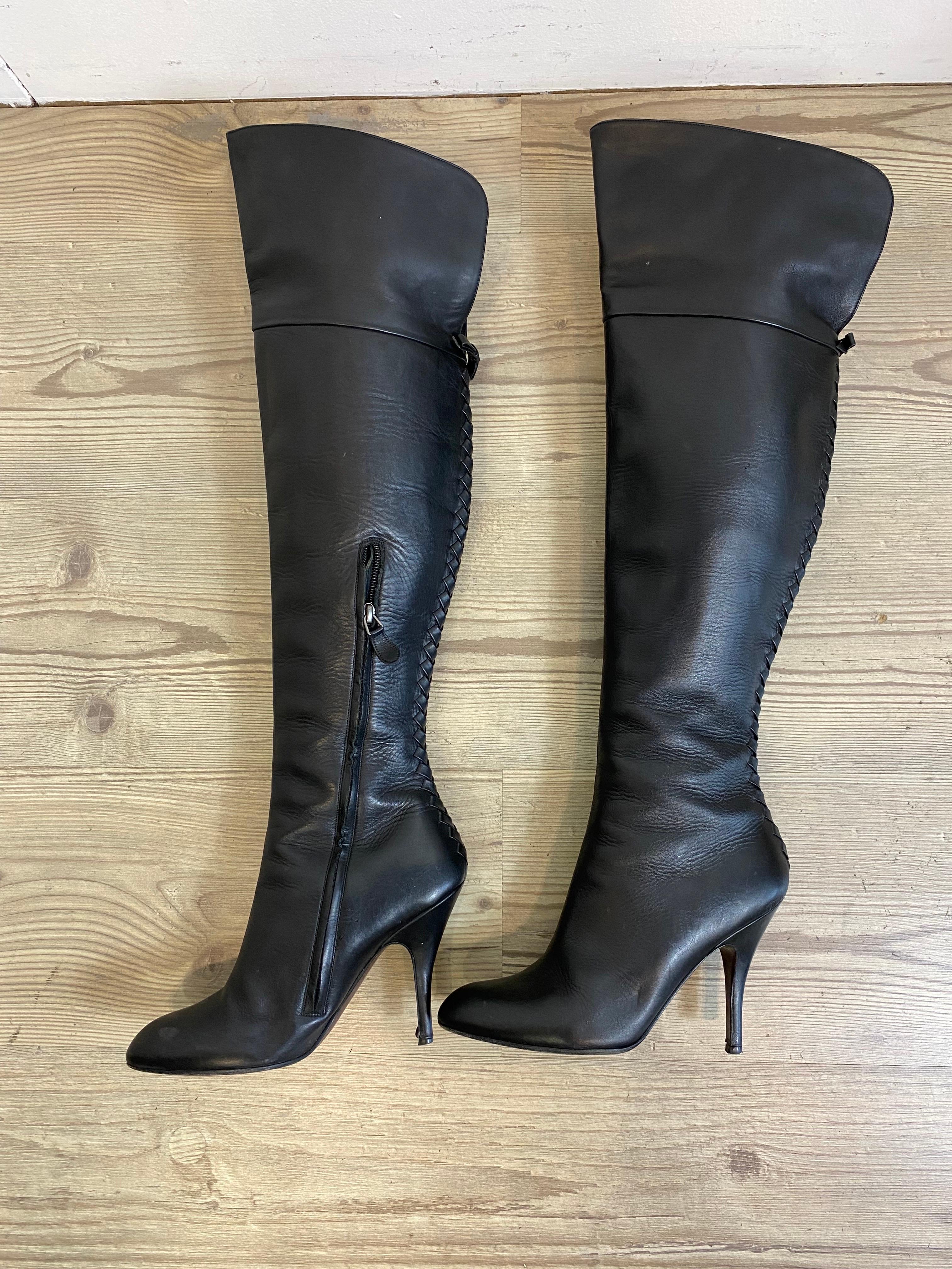 Ferragamo knee-high black leather boots
Internal zip.

In very good condition

N 38
Heel 10 cm
Shaft 50 cm
