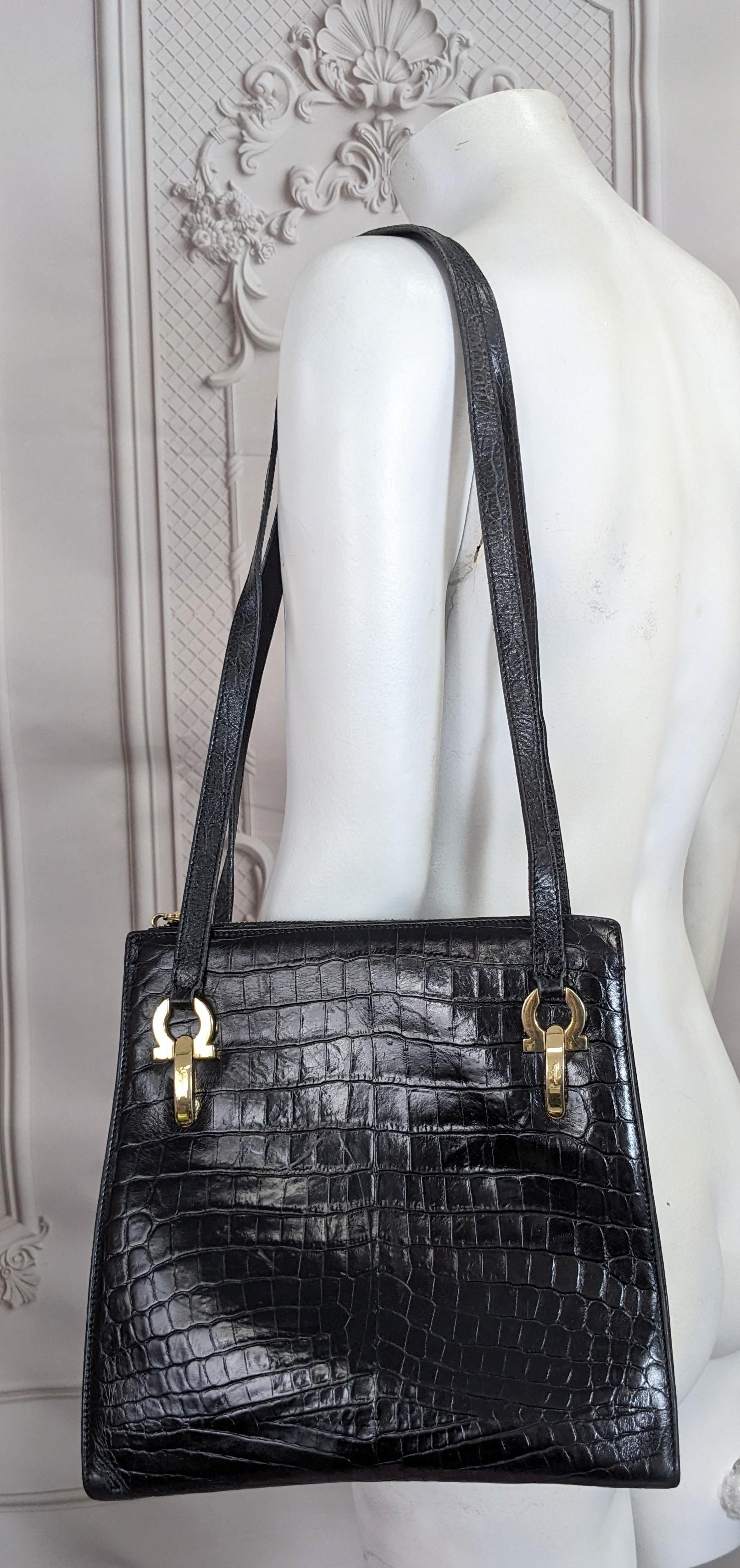 Ferragamo Faux Crocodile Umhängetasche aus den 1990er Jahren. Eingang mit Reißverschluss oben. Geprägtes Leder mit Krokoprägung und Reißverschluss. Vergoldete Metallbeschläge mit Logoprägung. Eine Innentasche mit Reißverschluss. Italien der 1990er
