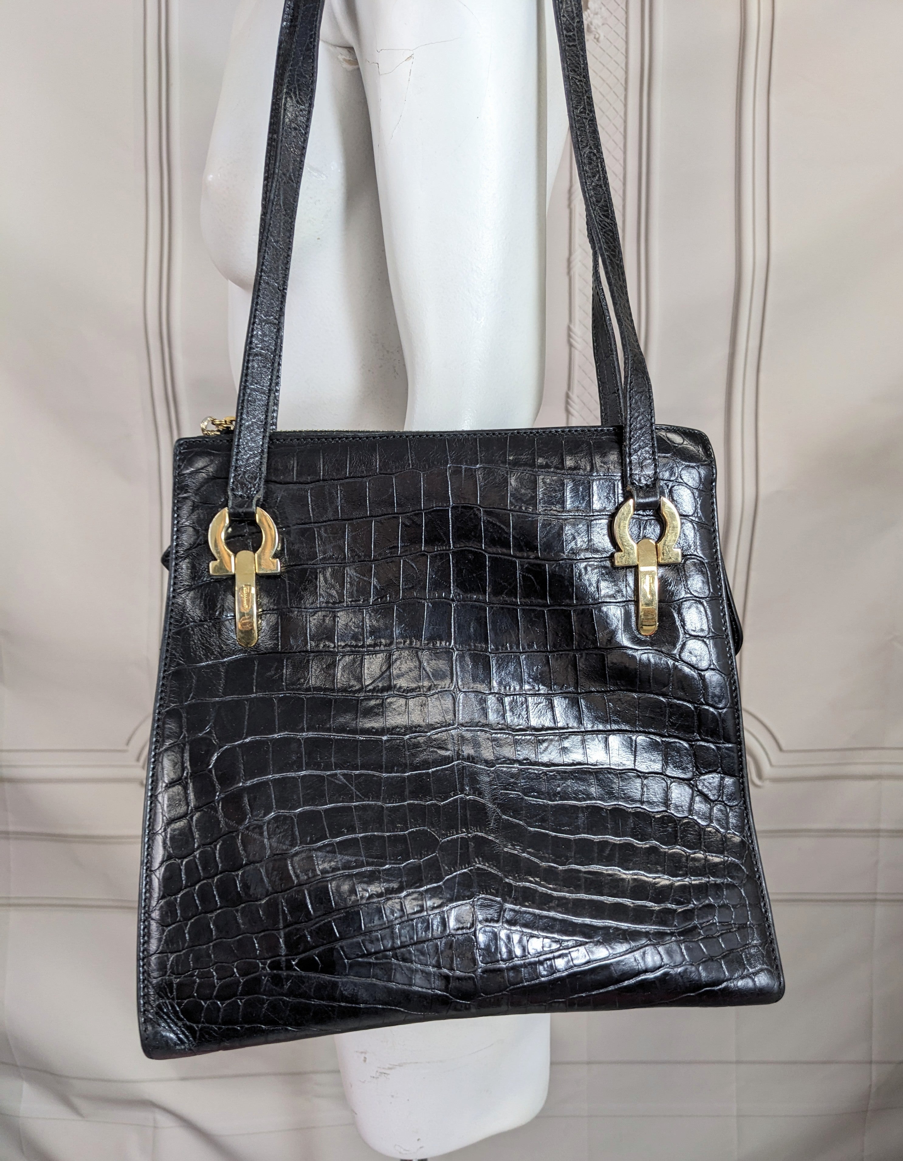 Ferragamo Faux Crocodile Umhängetasche (Schwarz) im Angebot