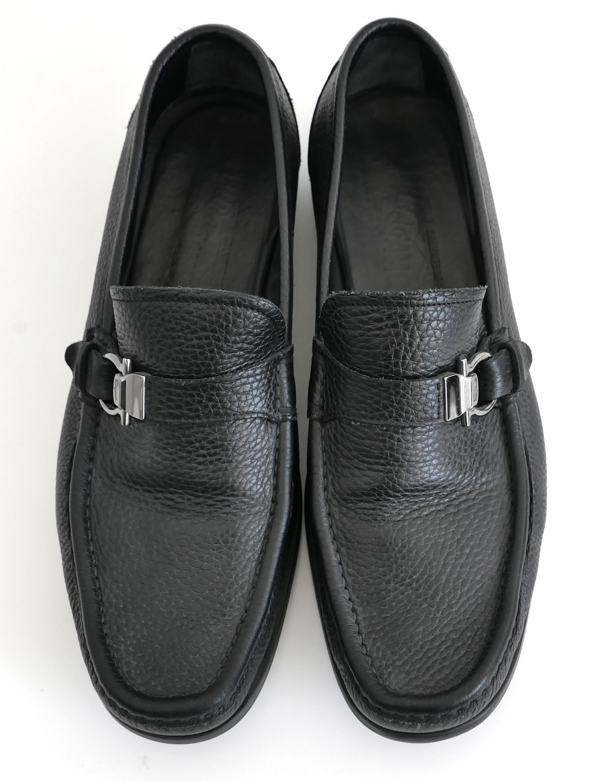 Mocasines Ferragamo Gancini Bit de lujo clásico. Comprada por 775 £ y usada una vez. Incluye 2 bolsas para el polvo. Magníficamente confeccionadas en piel negra granulada, incorporan los característicos herrajes plateados, costuras a mano, tacón