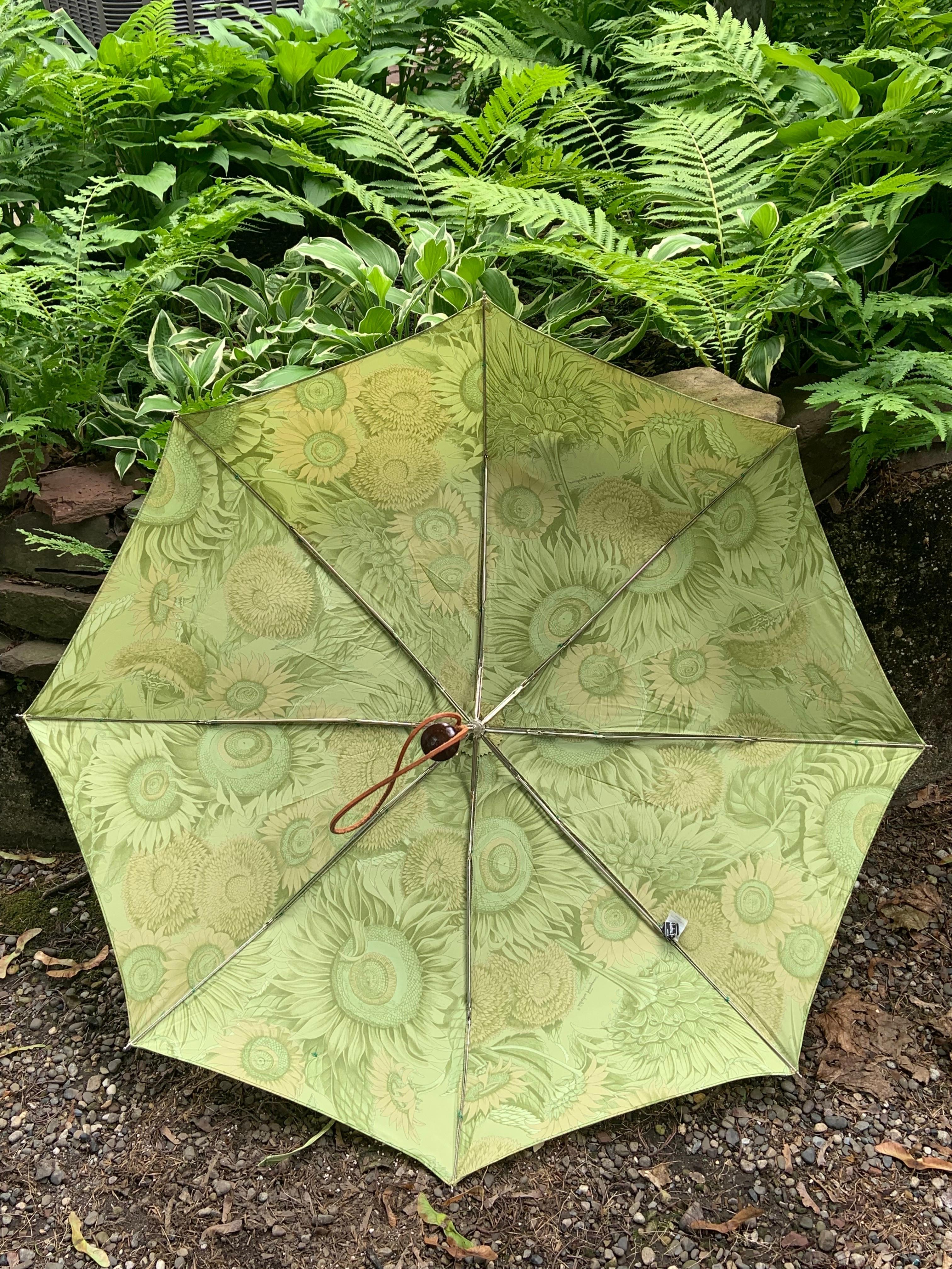 Ferragamo - Parapluie pliable à imprimé tournesol vert Excellent état à New Hope, PA