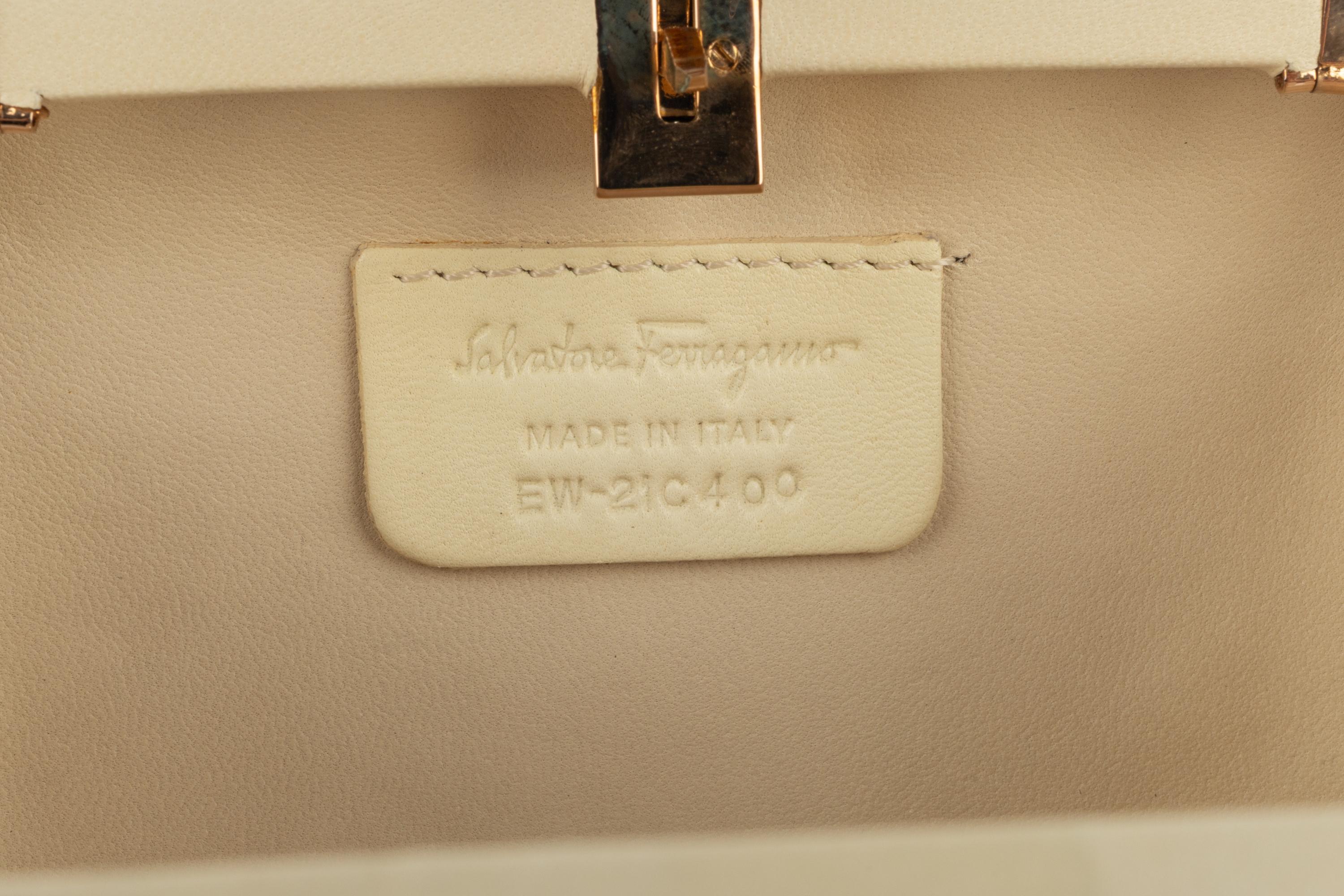 Ferragamo handbag en vente 5