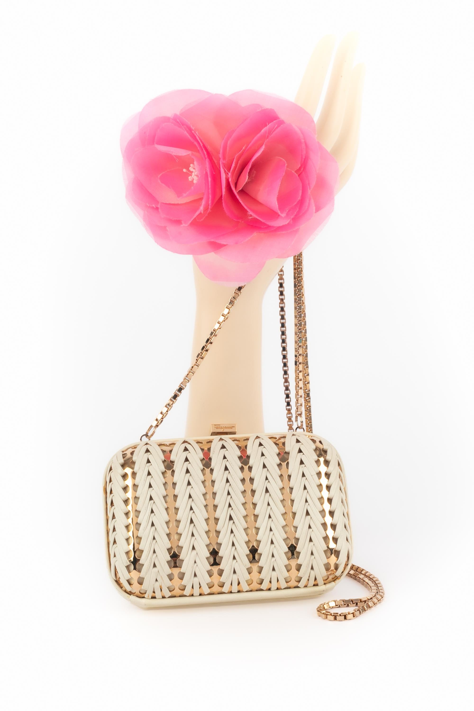 FERRAGAMO - (Made in Italy) Braided leather handbag with a golden metal handle.

Condition:
Very good condition

Dimensions:
Height: 11 cm - Width: 15 cm - Depth: 4 cm - Handle: 110 cm

SKU:S191