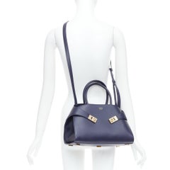 Ferragamo Hug navy fibbie dorate manico alto piccola tote bag