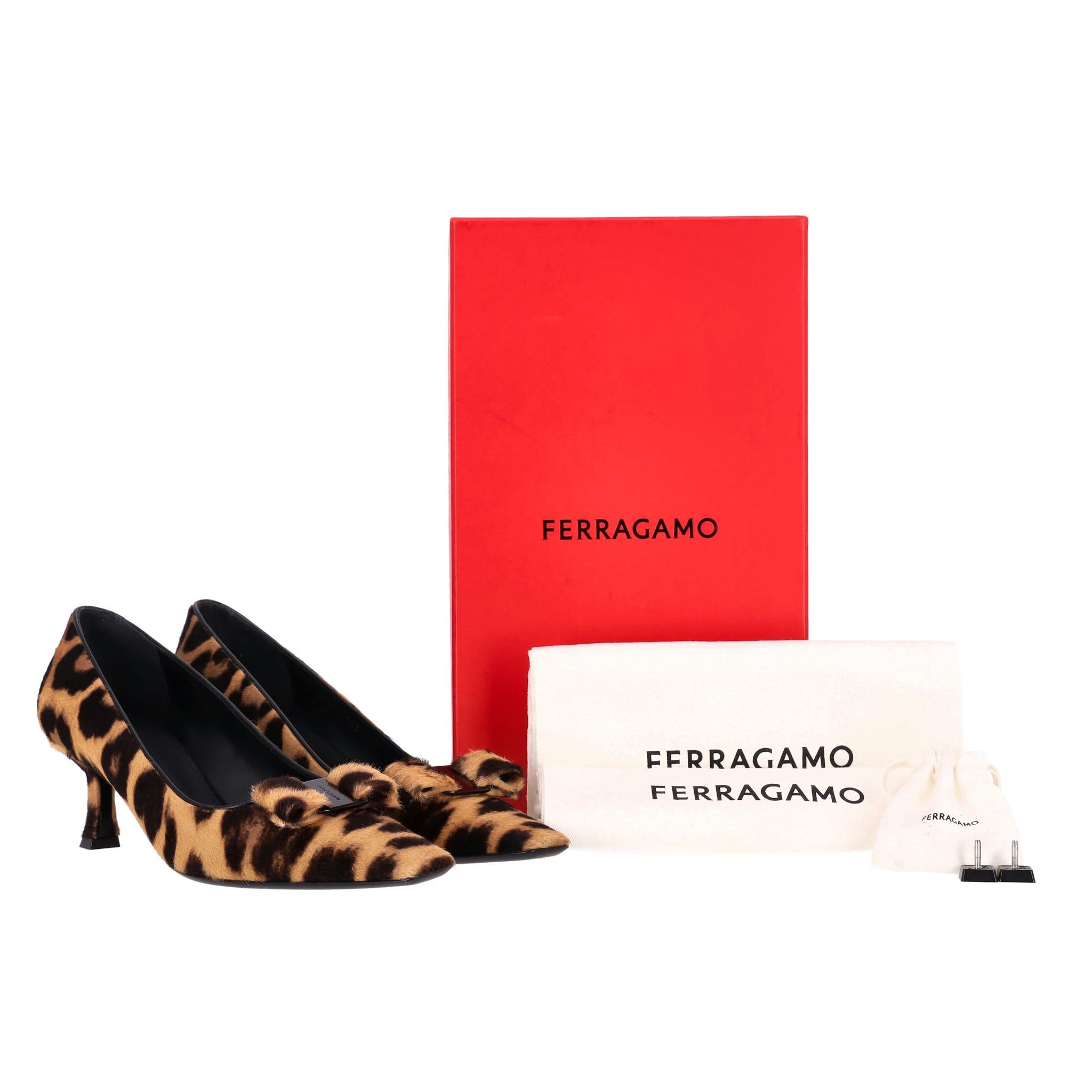 Ferragamo Leopard Print Pony Haar Siwar Pumps

Absätze mit Leopardenmuster aus Pony-Kalbshaar.

Er hat eine spitze Spitze mit Schleife und einen Spulenabsatz.

Futter und Sohlen aus Leder.

Preis ca. £870

Größe - 8.5 - 39

Zustand -
