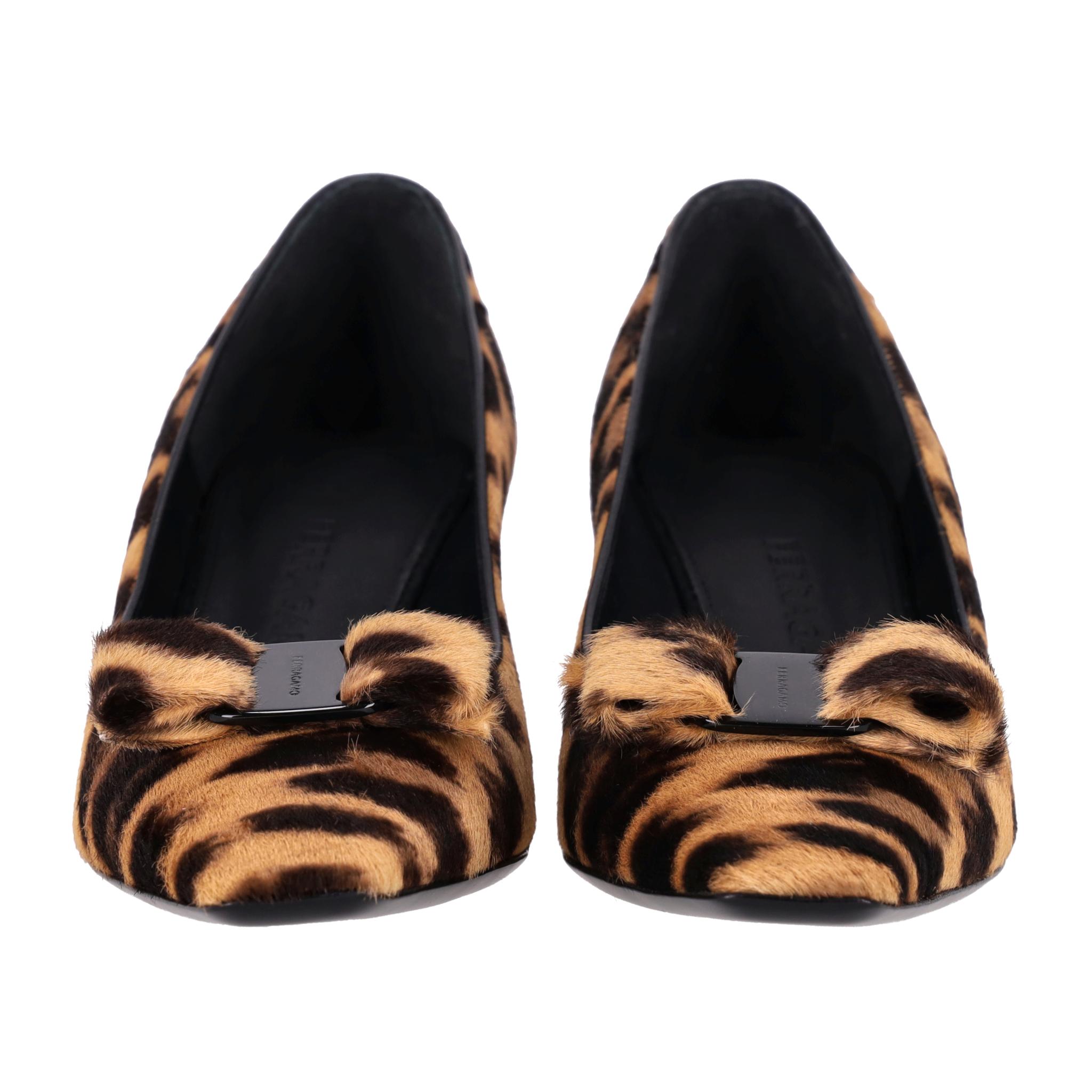 Ferragamo Leopard Print Pony Haar Siwar Pumps (Schwarz) im Angebot