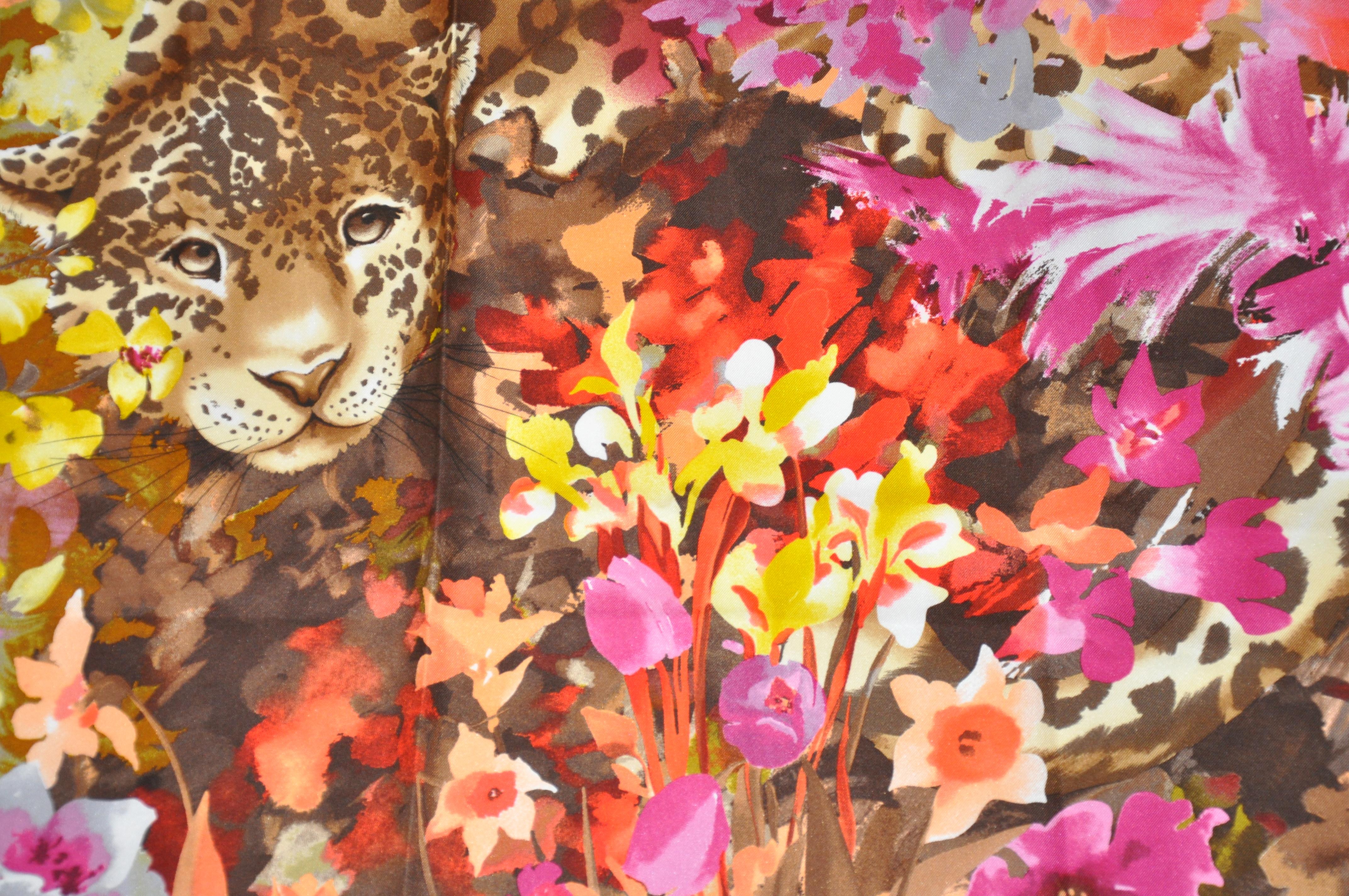 Ferragamo Prächtiger „„Baby Leopard Among Florals“ Seiden-Jacquard-Schal im Angebot 6