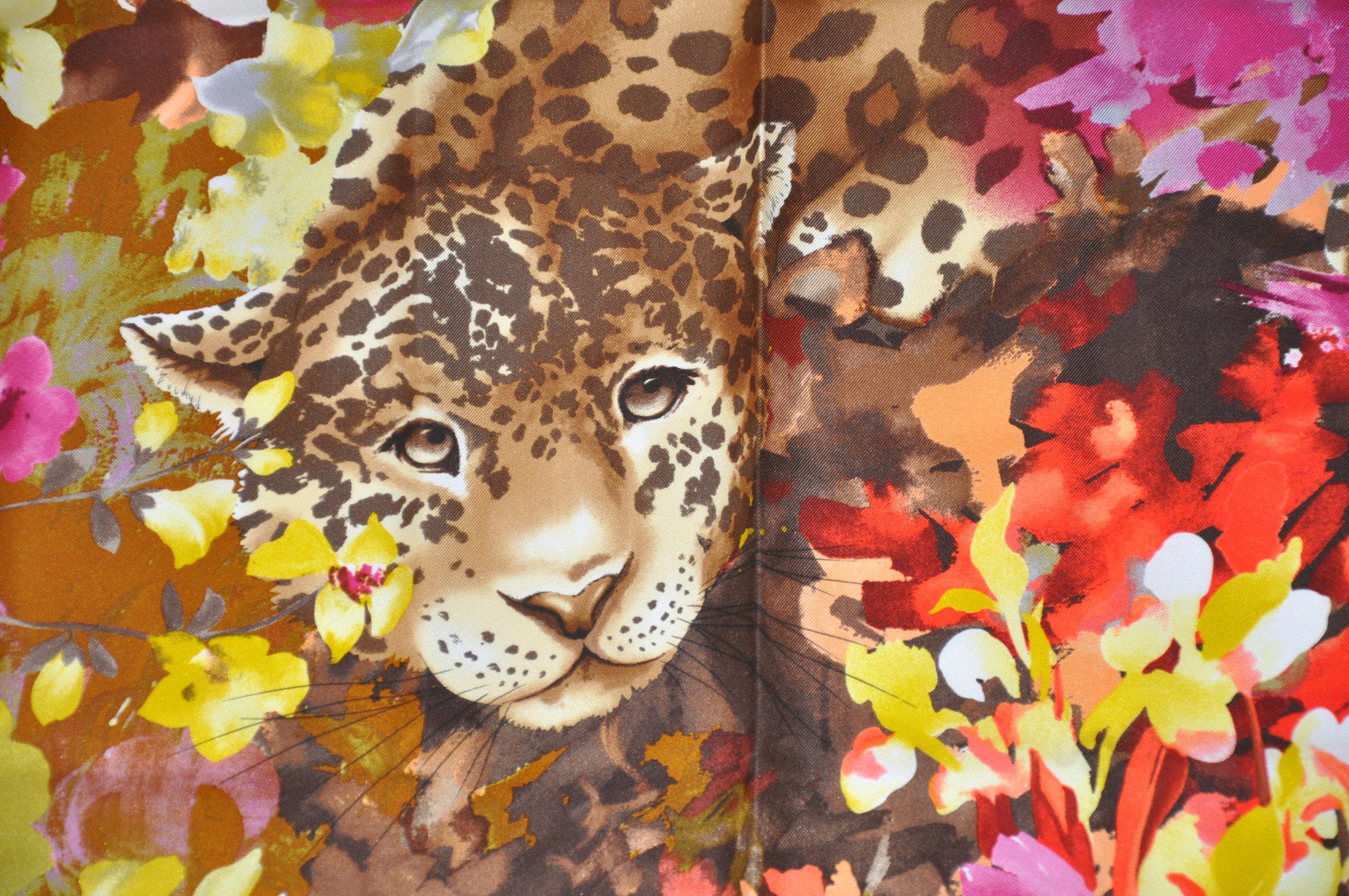 Ferragamo Prächtiger „„Baby Leopard Among Florals“ Seiden-Jacquard-Schal (Braun) im Angebot
