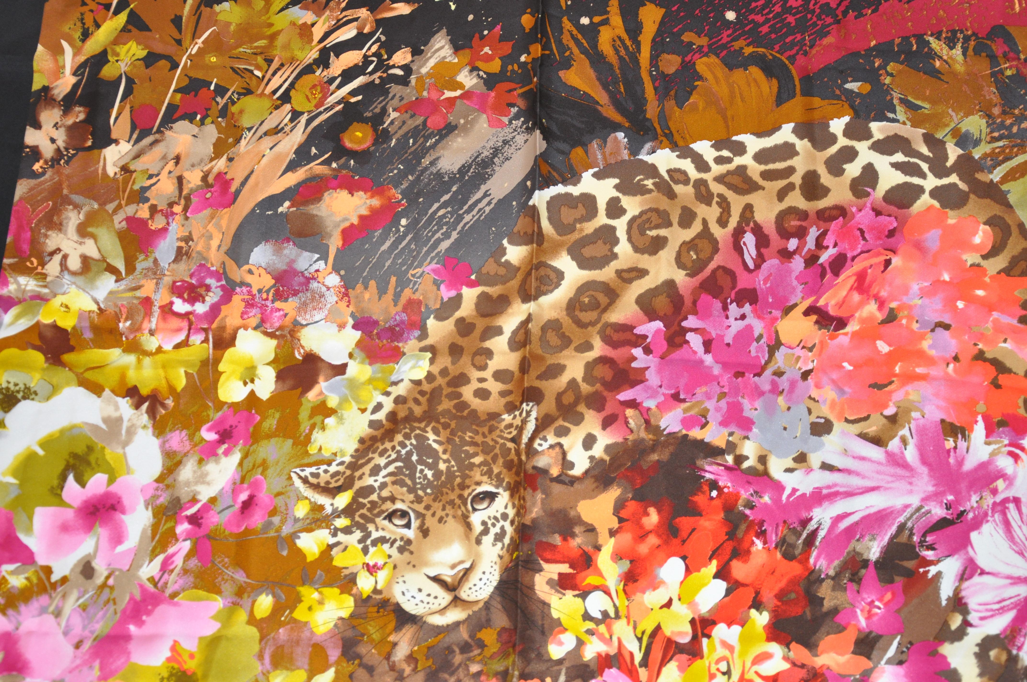 Ferragamo Prächtiger „„Baby Leopard Among Florals“ Seiden-Jacquard-Schal im Angebot 4