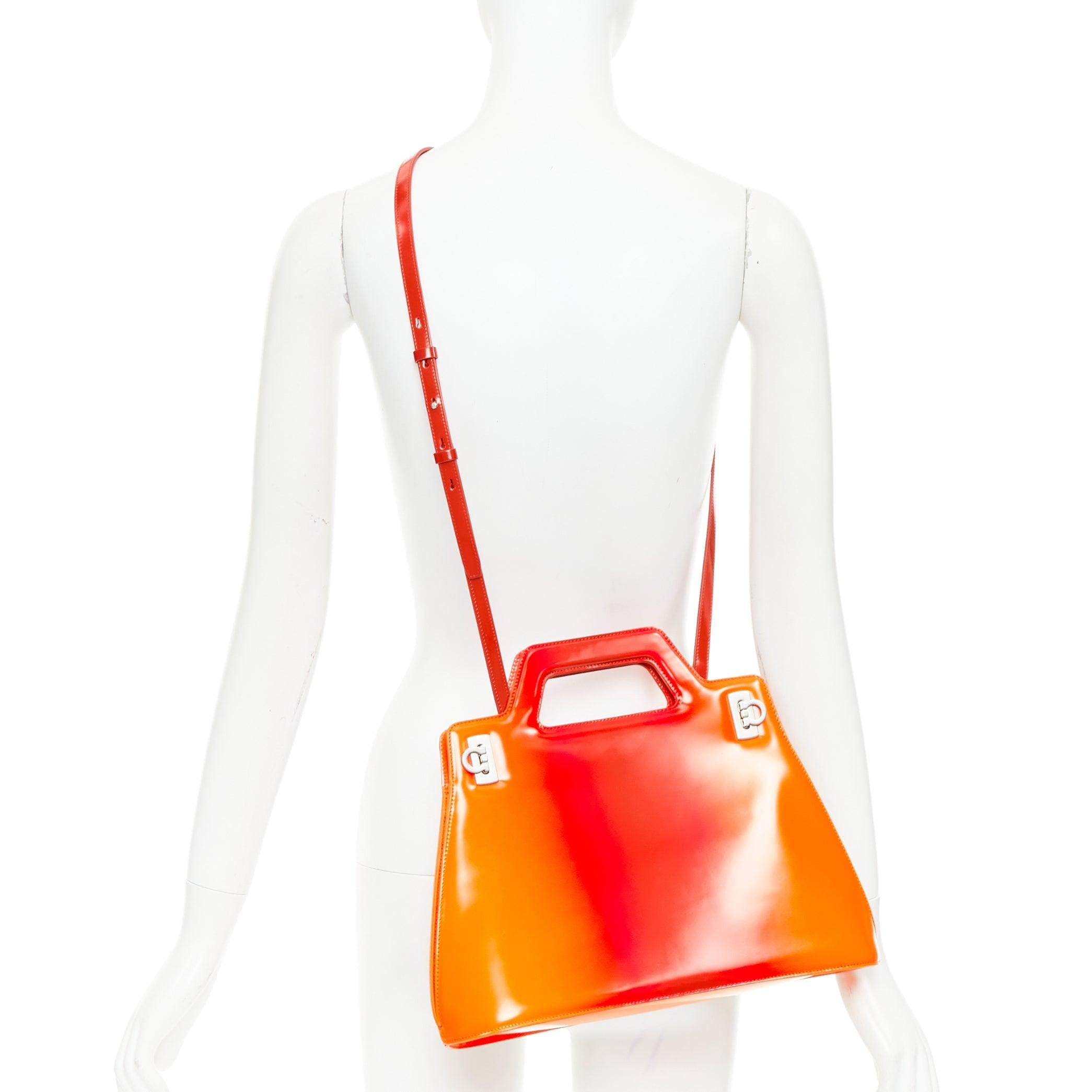 Ferragamo Maximilian Davis 2023 Runway Wanda sunset red orange airbrush sac en veau
Référence : TGAS/F00550
Marque : Ferragamo
Concepteur : Maximilian Davis
Modèle : Wanda
Collectional : Printemps-Été 2023 - Défilé
Matière : Cuir de veau
Couleur :
