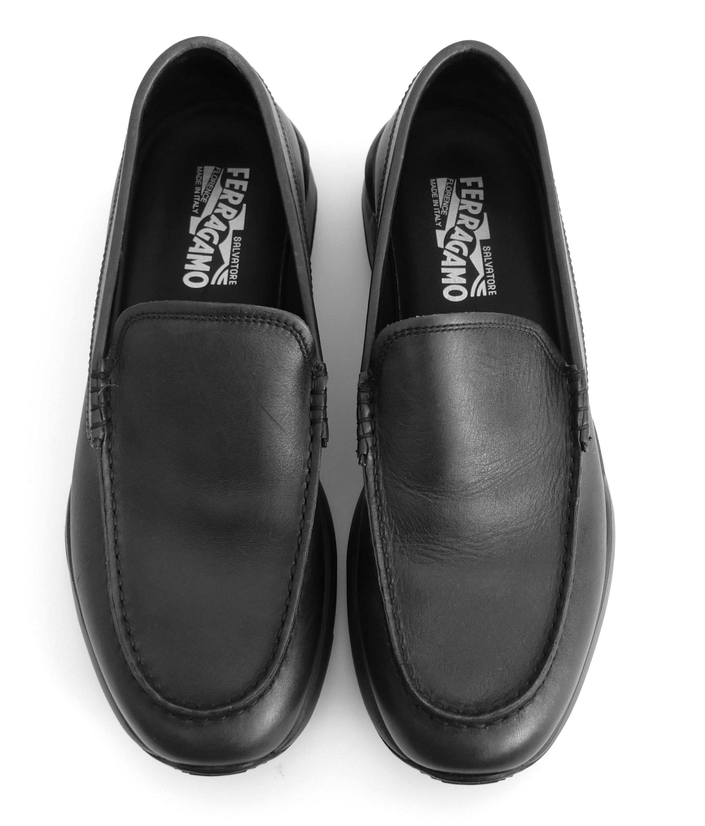 Mocasines deportivos de lujo con suela moldeada Ferragamo. Comprado por 750 £ y usado una vez en interiores. Incluye 2 bolsas para el polvo. Magníficamente confeccionadas en piel teñida de negro mate, tienen bordes dentados, pespuntes hechos a mano