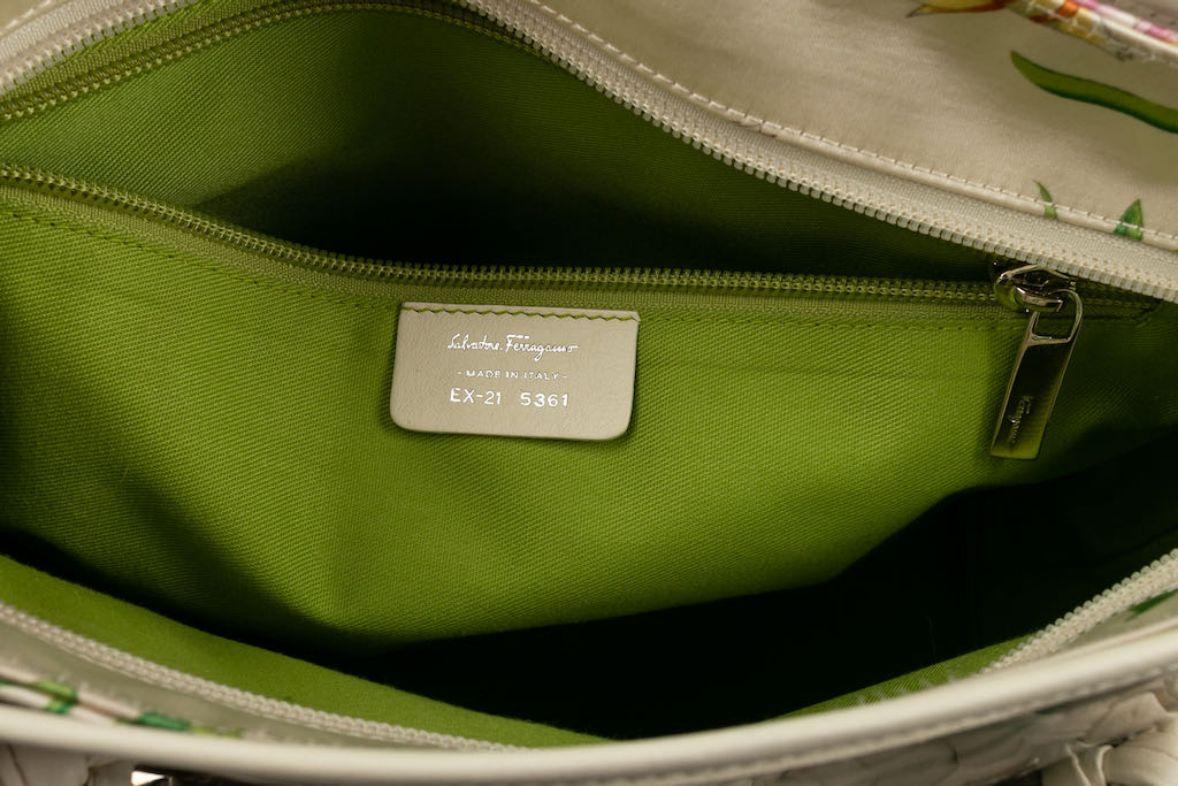 Ferragamo Duffel-Tasche aus bedruckter Seide im Angebot 7