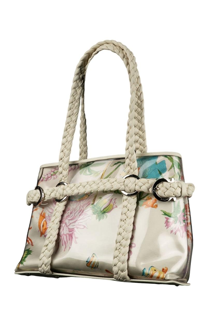 Ferragamo -(Made in France) Printed silk and transparent pvc bag. Braided leather handles. Interior lined with fabric. 
Serial number present.

Additional information: 

Dimensions: 
Height: 24.5 cm, Length: 36 cm, Depth: 14 cm

Condition: 
Very
