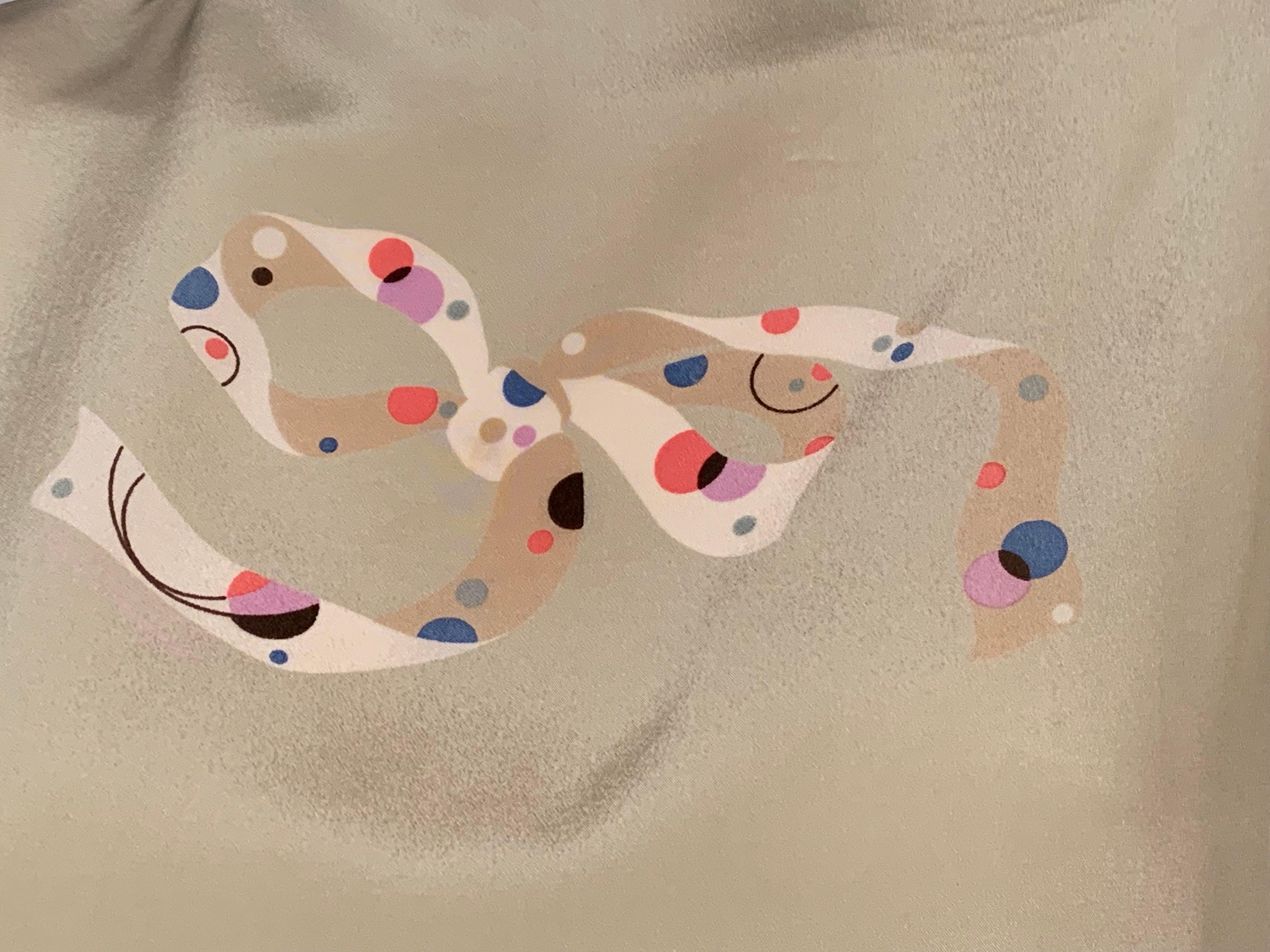 Un allegro fiocco a pois multicolore è al centro di questa blusa in seta ecru di Salvatore Ferragamo.  C'è una chiusura con bottoni e passanti al centro della schiena e un bottone singolo su ogni polsino.  La camicetta non ha un cartellino con la