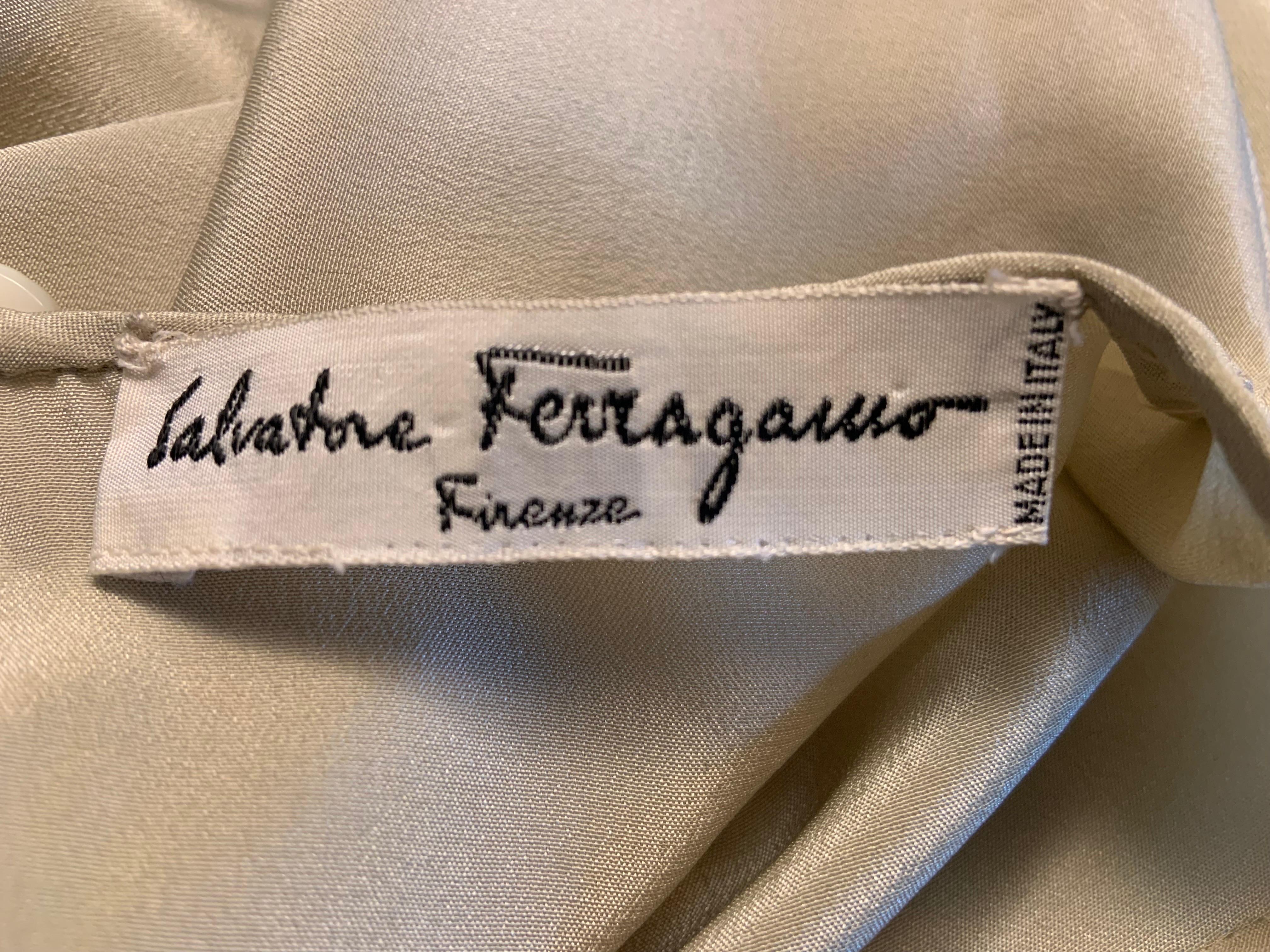 Camicetta in seta Ferragamo con fiocco a pois in vendita 1