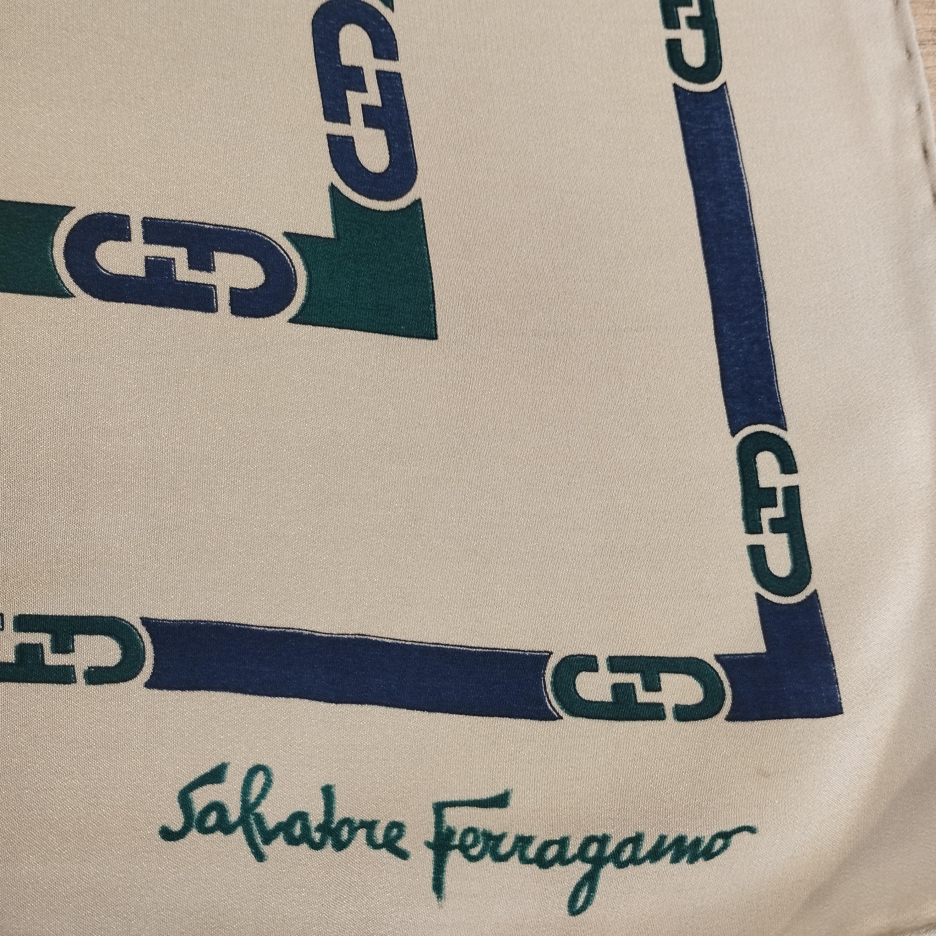 Ferragamo Vintage Seiden- Foulard aus Seide im Zustand „Hervorragend“ im Angebot in Gazzaniga (BG), IT