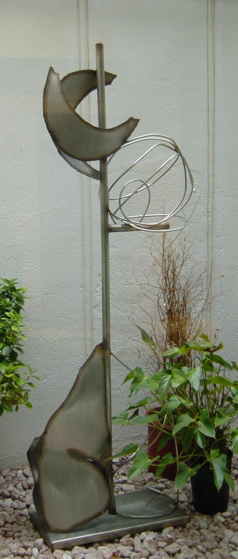 Ferran Soriano Figurative Sculpture – F. Soriano  Frauen Eisen  Zeitgenössische Garten-Schilfrohr-Skulptur aus Stahl