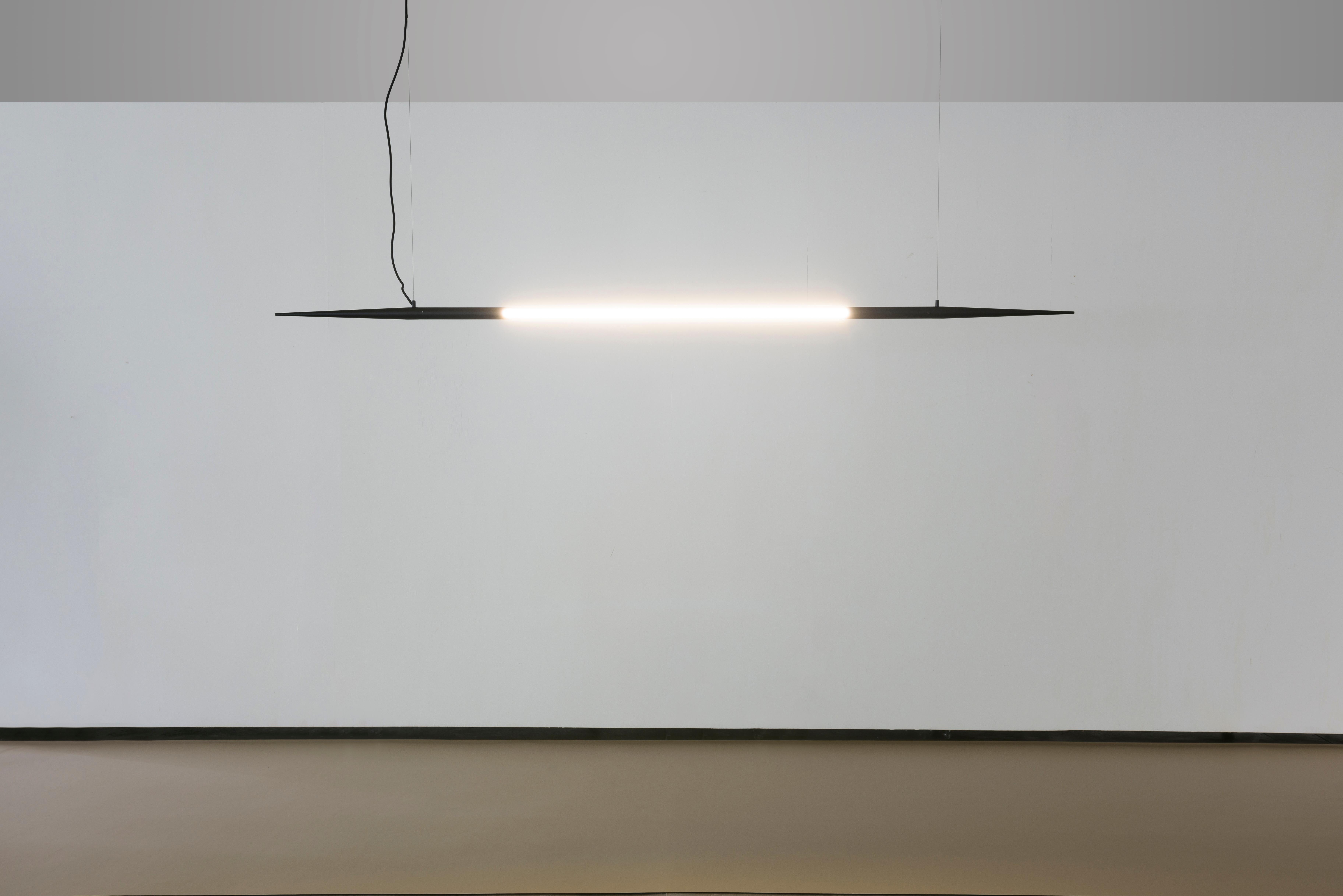 Style international Lampe suspendue Ferrão, 150cm, par RAIN, Lampe contemporaine, Aluminium, Noir en vente