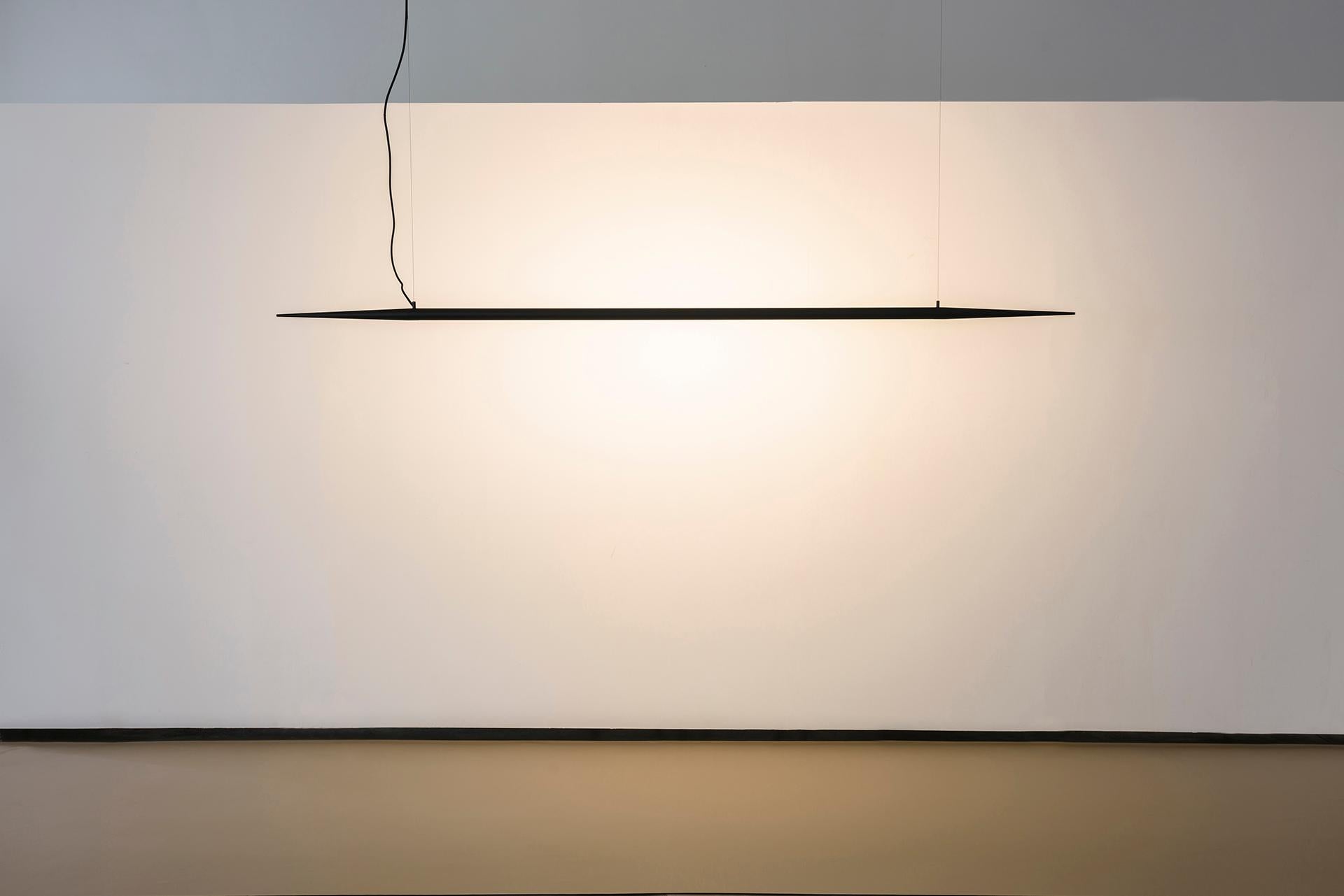 Ferronnerie Lampe à suspension Ferro, 150 cm, par Rain, lampe contemporaine, aluminium, chrome en vente