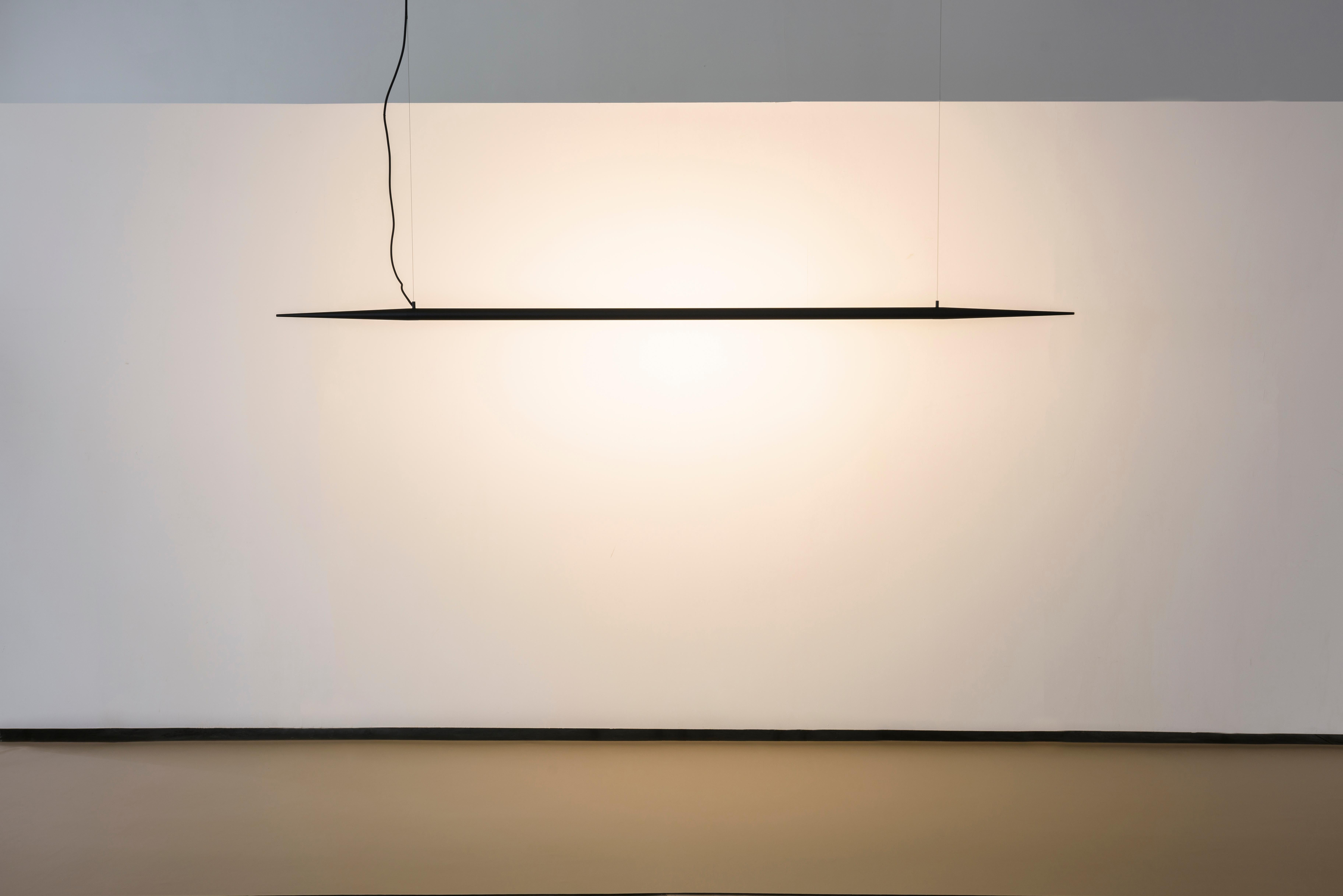 Brésilien Lampe suspendue Ferrão, 180cm, by Rain, Lampe contemporaine, Aluminium, Noir en vente