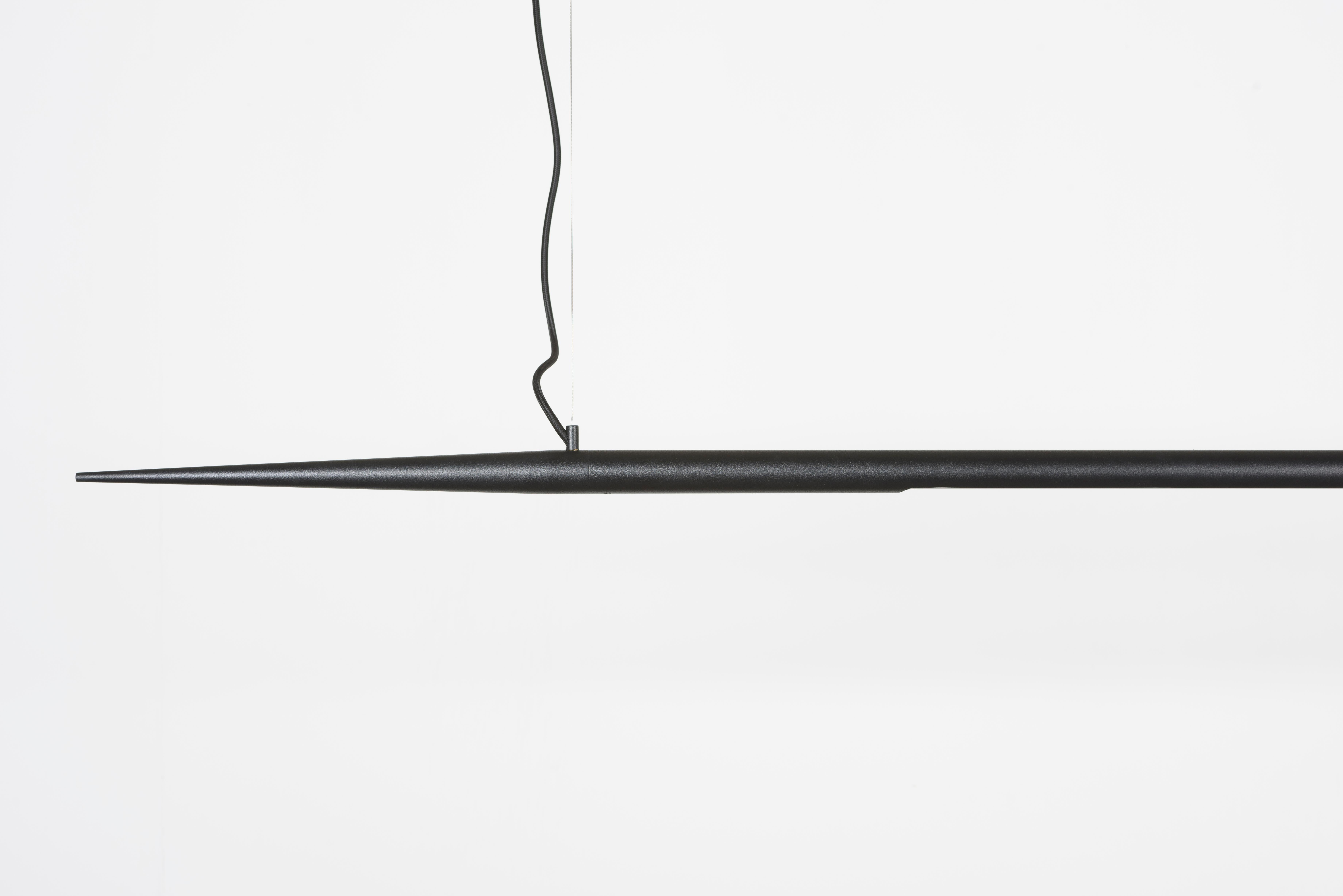 Poudré Lampe à suspension Ferro, 210 cm, par RAIN, Lampe contemporaine, Aluminium, Noir en vente
