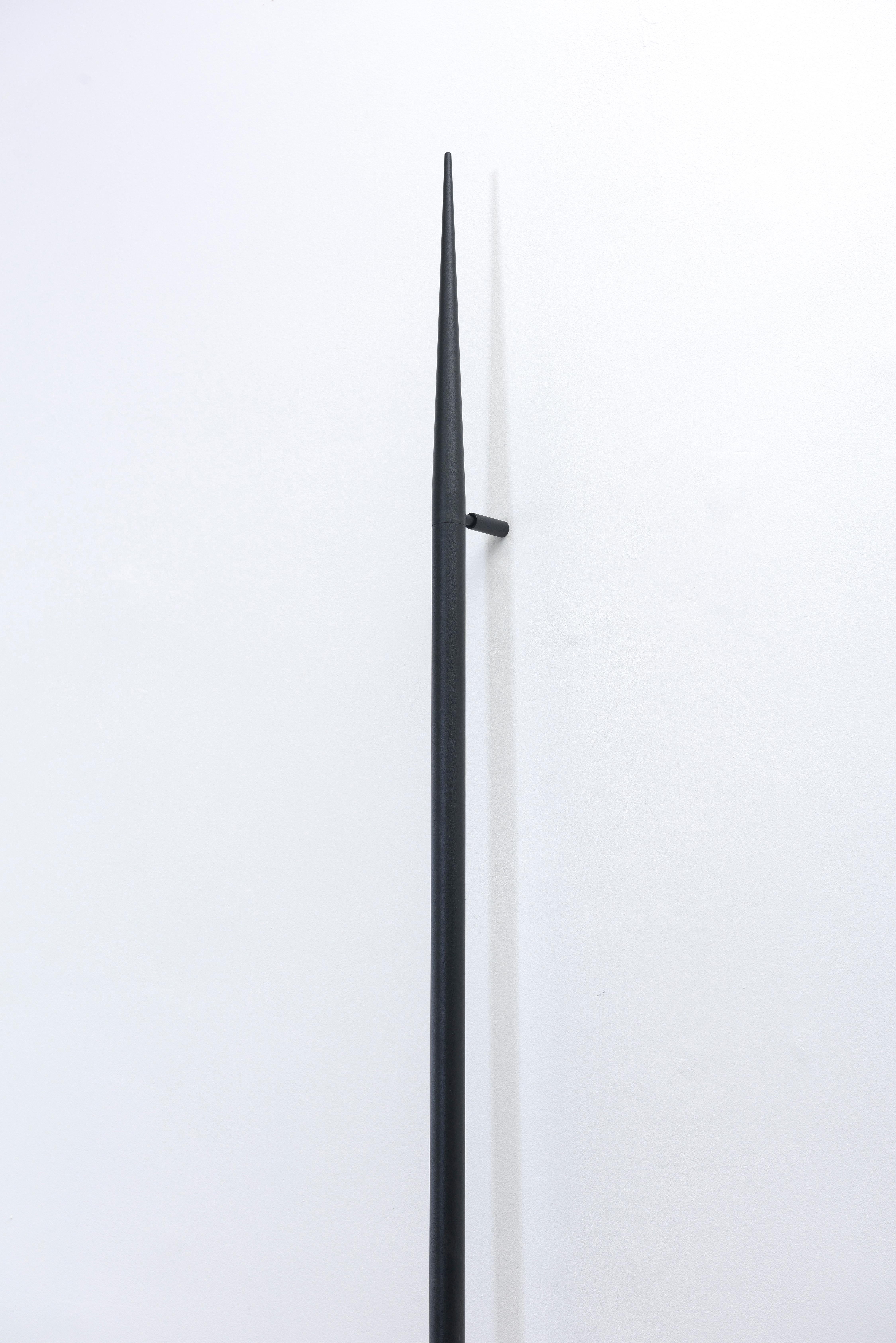 Brésilien Lampe murale Ferro, 150 cm, par RAIN, lampe contemporaine, aluminium, noir en vente