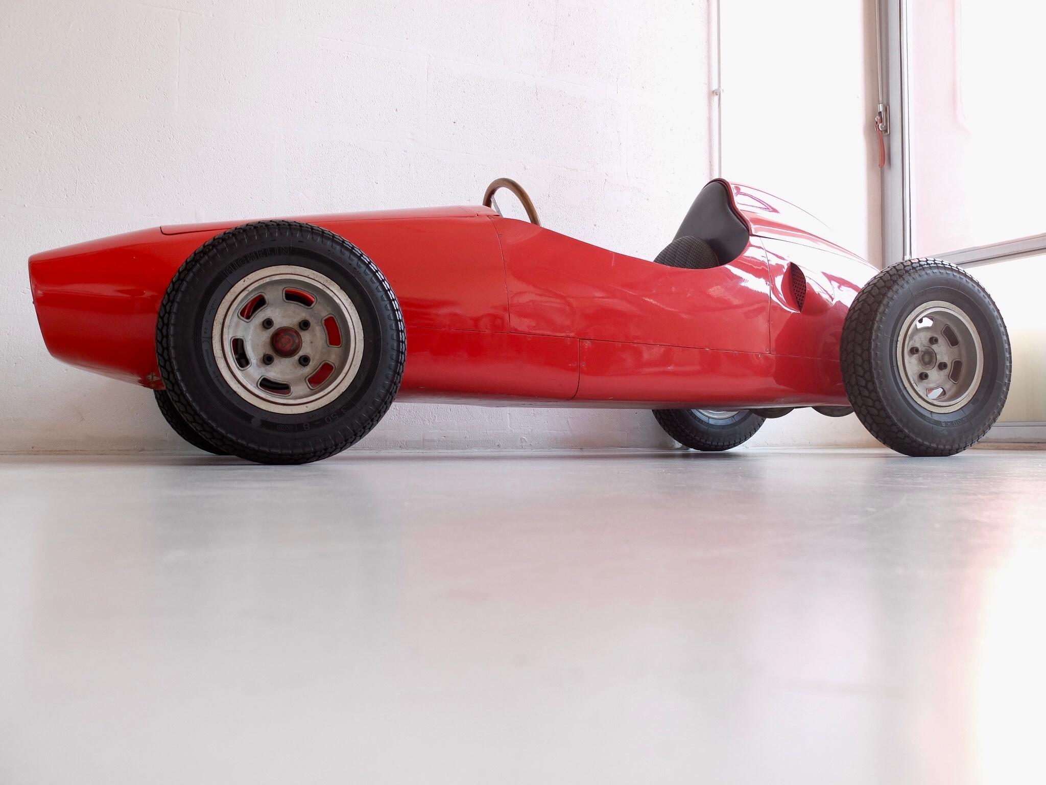 “Ferrari 500 F2” prototype, children's car, 1: 2 scale, petrol fueled, hydraulic brake system, 1950s
The car comes from the Pillon family of Treviso-Italy.
The prototype strongly wanted by Cav. Luigino Pillon president of the Ferrari Club of