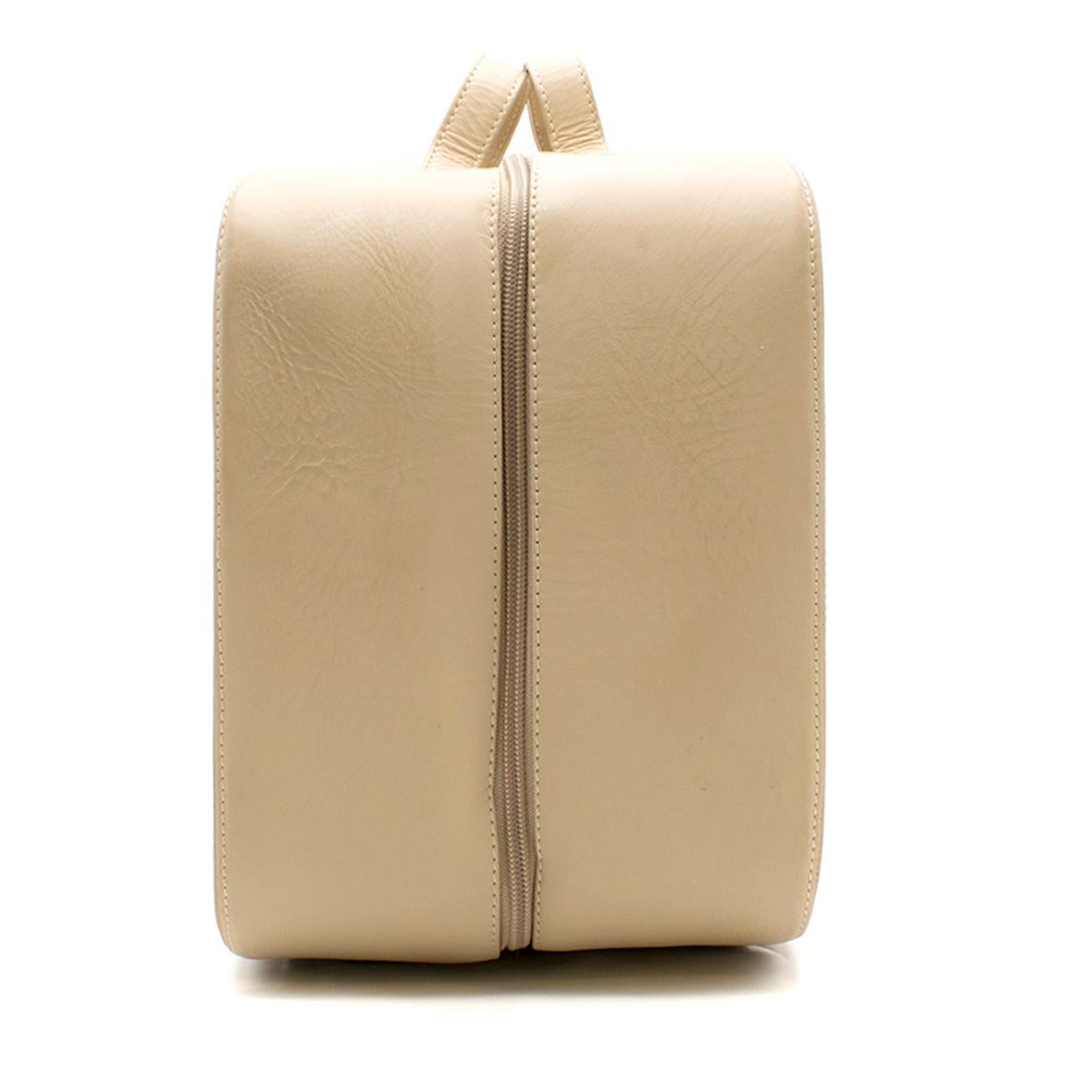 Ferrari beige leather  vanity case

Square bag. 
Ferrari beige leather luggage square travel bag with beige leather handles and white exposed stitching.
Divided into two compartments. 
Features an interior pouch and an interior zipped pocket.