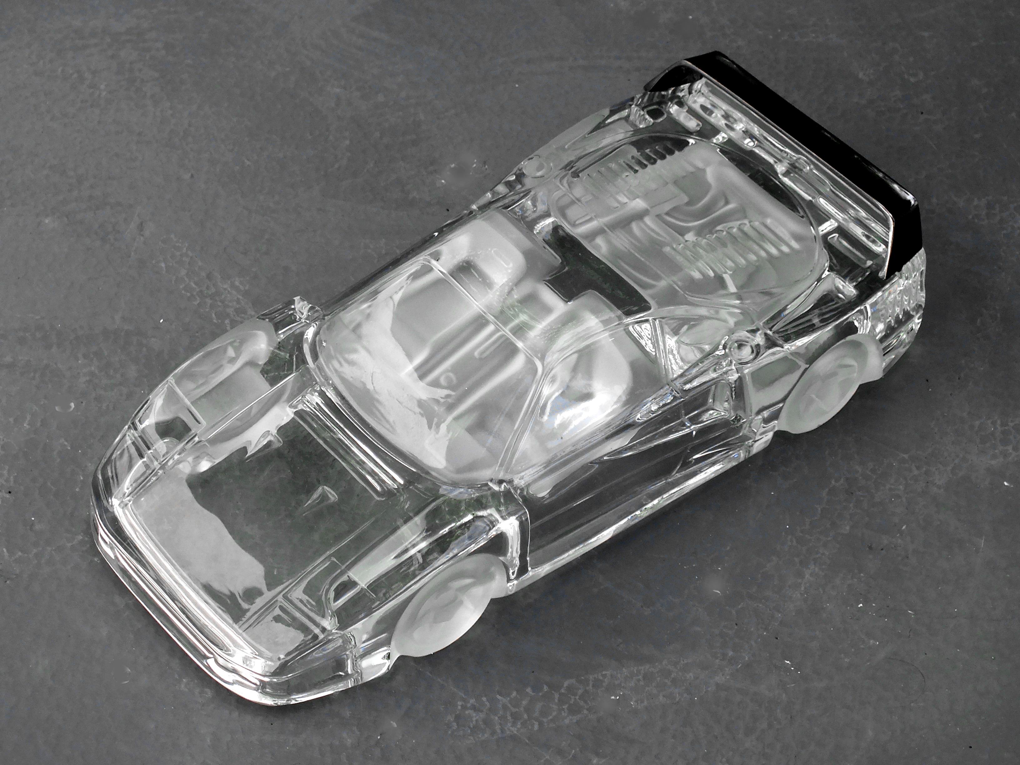 Ferrari F40 in cristallo di Arnolfo di Cambio design Italia anni '80. L'opera è in cristallo trasparente e satinato, spoiler posteriore in acciaio inox rimovibile in colore grigio scuro, e la F40 è firmata sul retro inferiore Arnolfo di Cambio.

