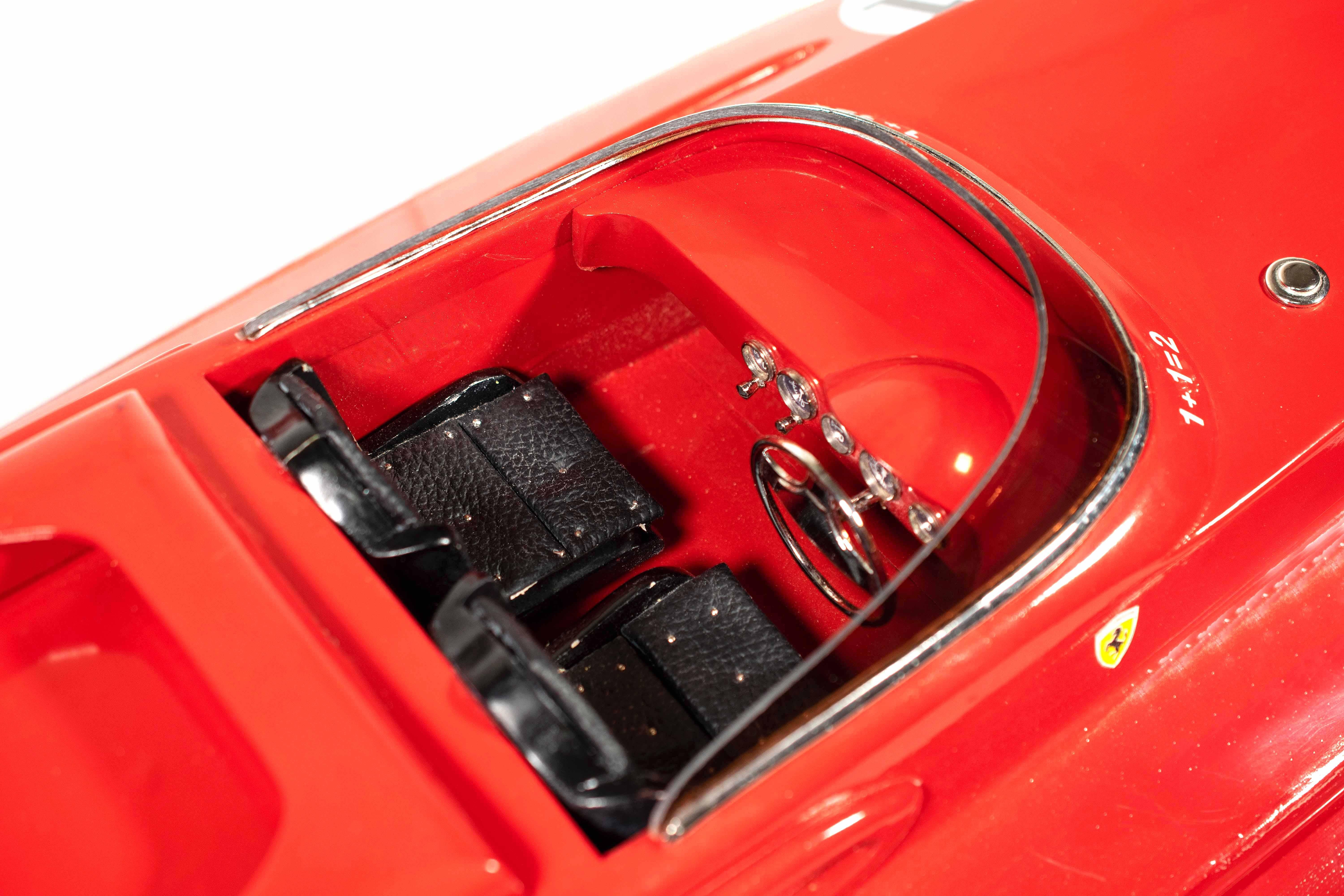 Le bateau à moteur de vitesse Ferrari Freccia Rossa est un objet décoratif vintage très rare fabriqué à la main en bois d'acajou, métal et cuir.

Modèle réduit de la vedette exclusive Ferrari à moteur F430.

Très bon état, à l'exception d'un