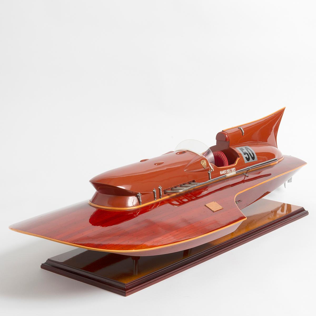 Dies ist ein wunderschönes Modell des Ferrai-Wasserflugzeugs Arno XI, das von Nando Dell'Orto gefahren wurde. Montiert, aus Holz, mit vielen Details, lackiert und mit Metalldetails. Der Sitz ist gepolstert. Der Zustand dieses Modells ist