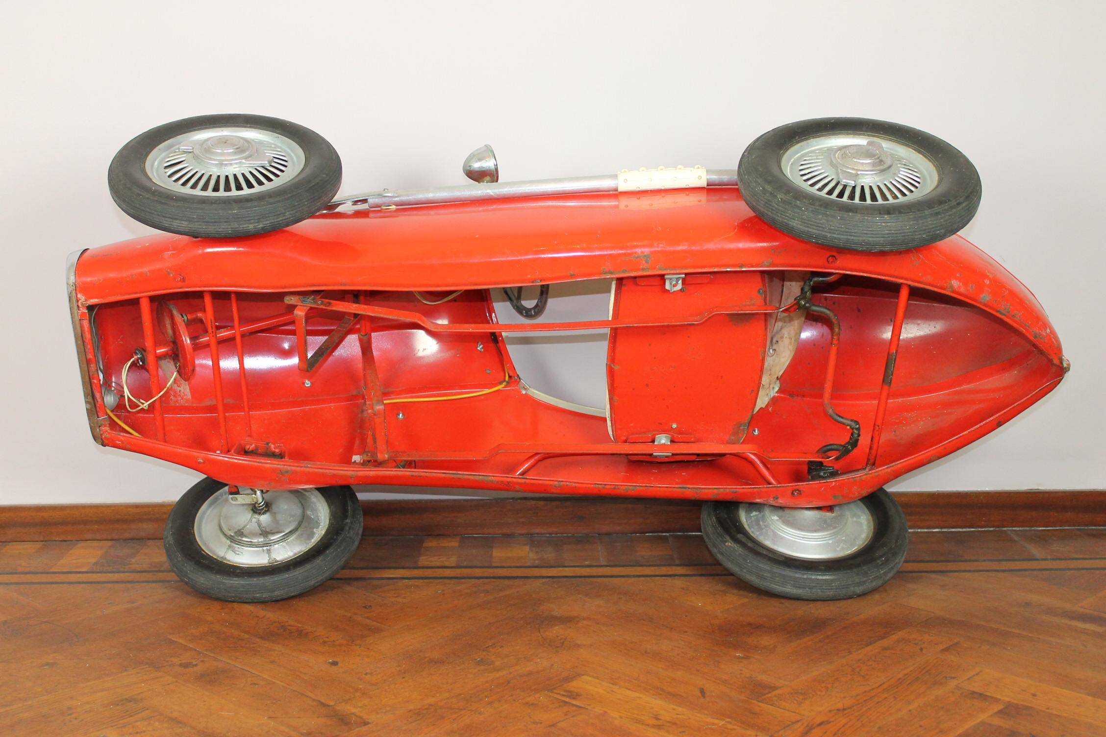 Corrado und Remondini Ferrari Renn-Metall-Pedalwagen , Italien,  1950s im Angebot 8
