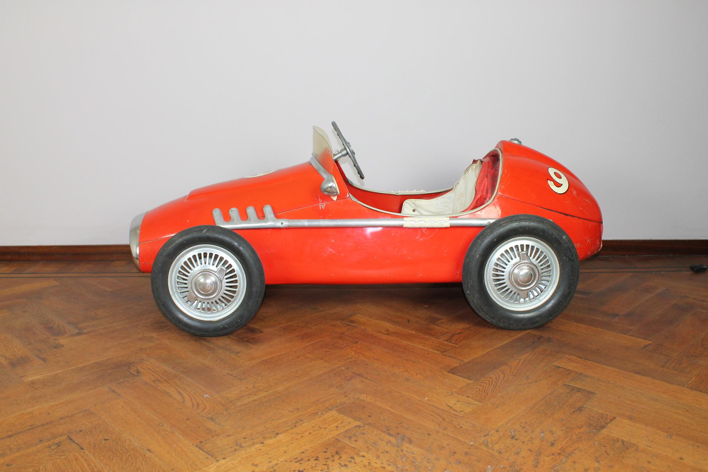Superbe voiture à pédales Ferrari numéro 9 vintage de grande taille. 
Cette voiture jouet pour enfant a été fabriquée en Italie par Corrado & Remondini dans les années 1950.
Ils l'ont appelé l'Indianapolis de C.I.C. car il était similaire au